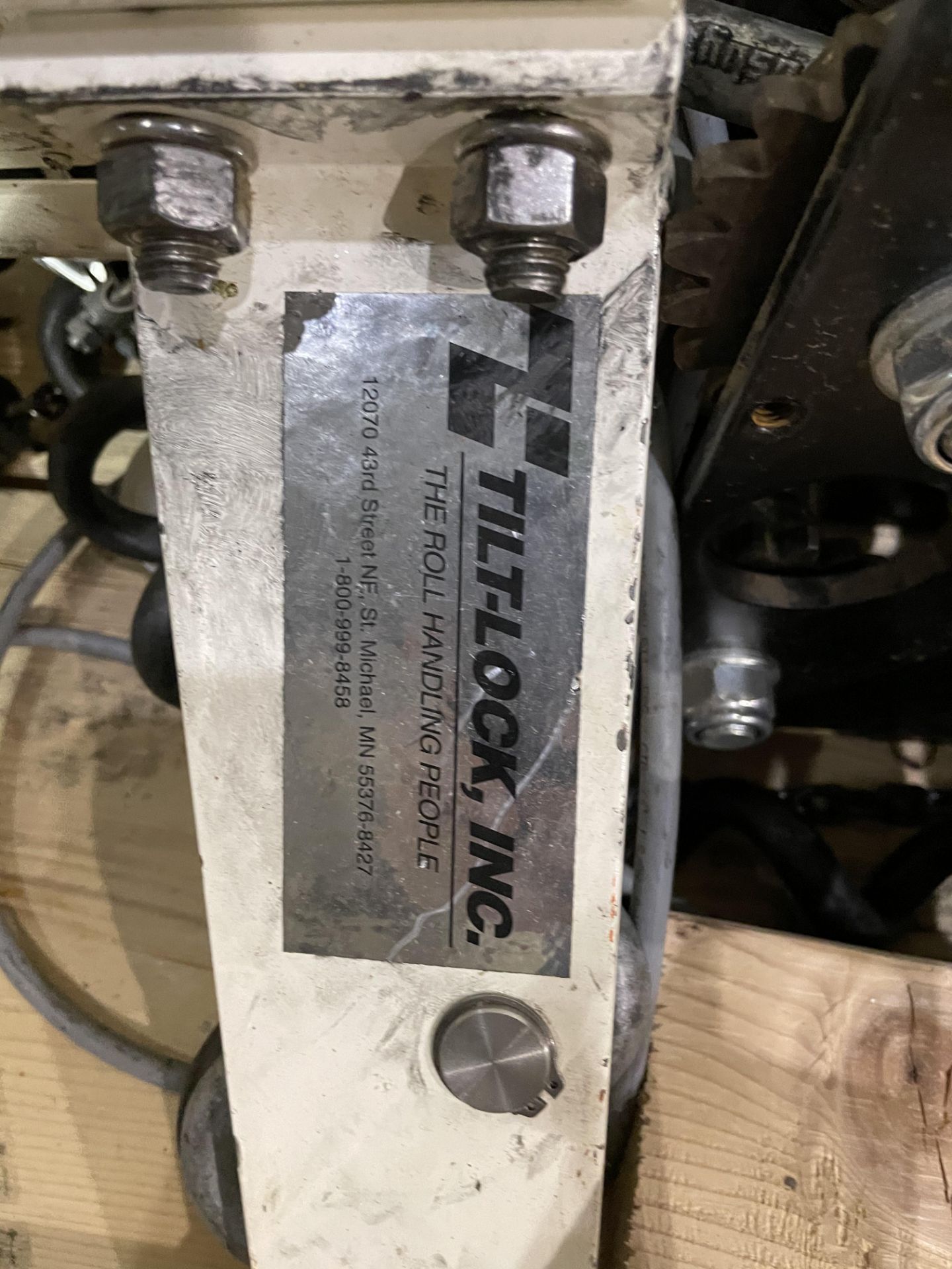 Tilt- Lock Film Hoist S/N SS2204XN Loading/Rigging Fee $100 - Image 3 of 5