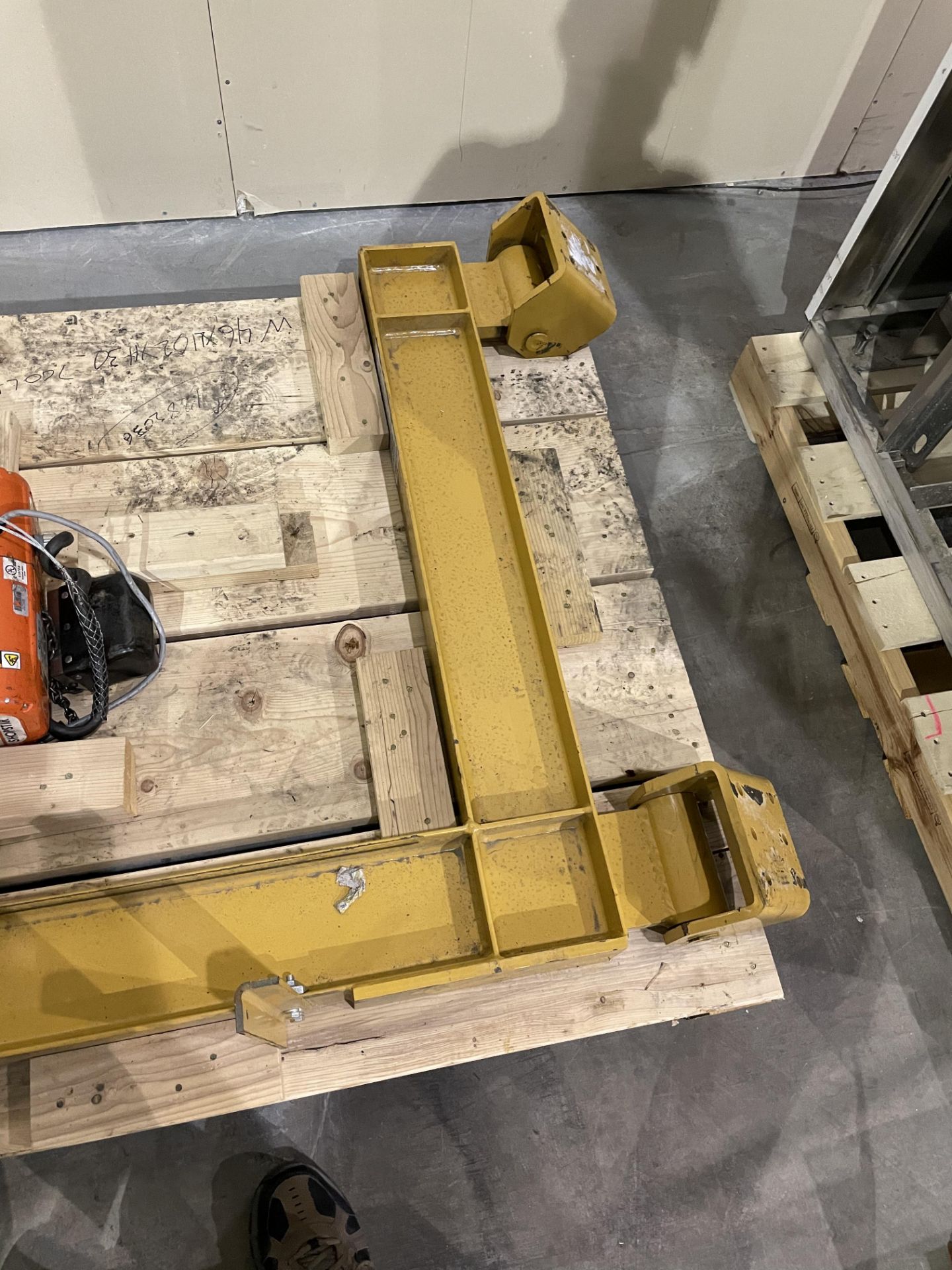 Tilt- Lock Film Hoist S/N SS2204XN Loading/Rigging Fee $100 - Image 2 of 5