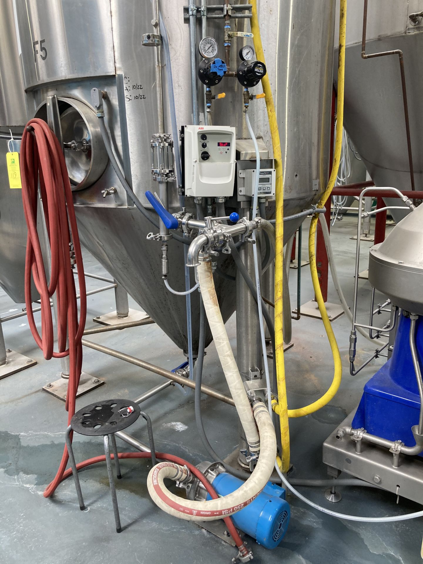 Fermentation tank with VFD , pump and plat & frame heatexchanger, 3 hp, 208/230/460 vac Rigging - Image 2 of 3