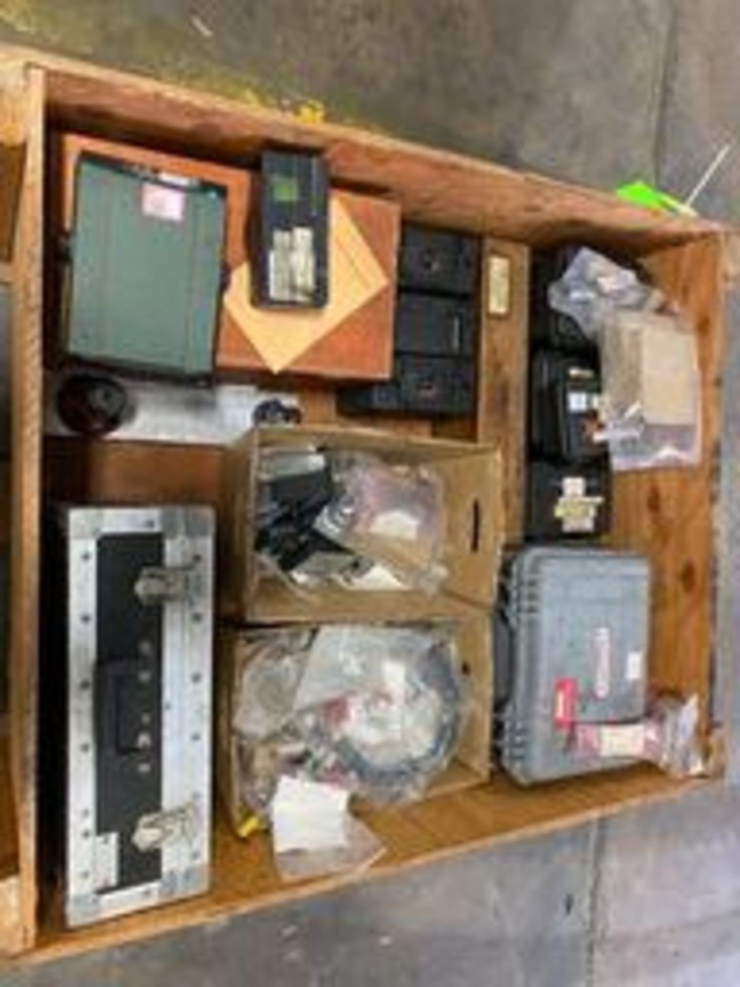 Wood Box of Misc. Calibration Equipment, Including QMS Genesis QA2500, Trulock & Rigging Price: $50 - Image 2 of 6