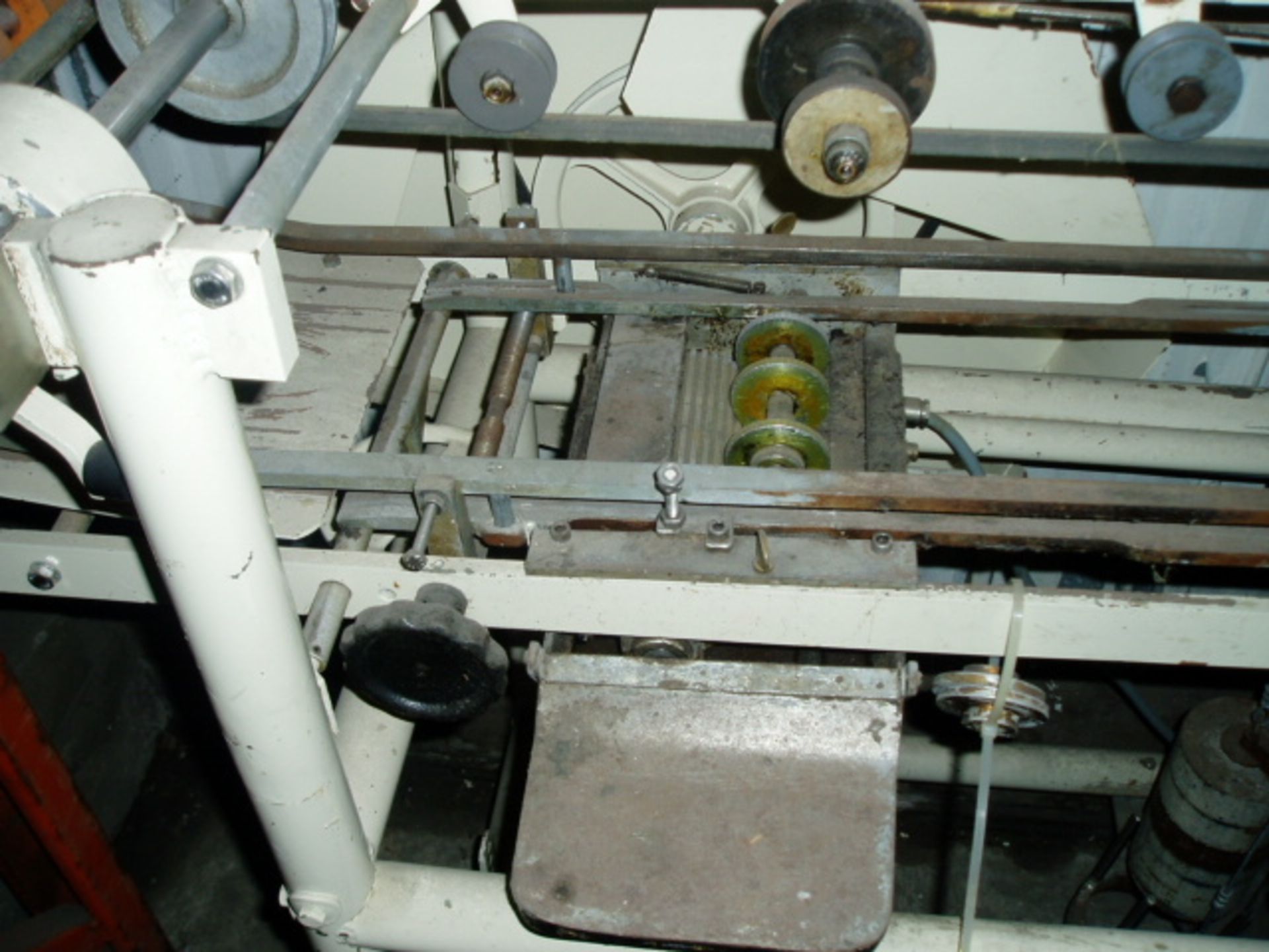 401/502 Roll through labeler, cold glue, handles 401 & 502 cans, in good working condition, MFG: i - Image 4 of 4