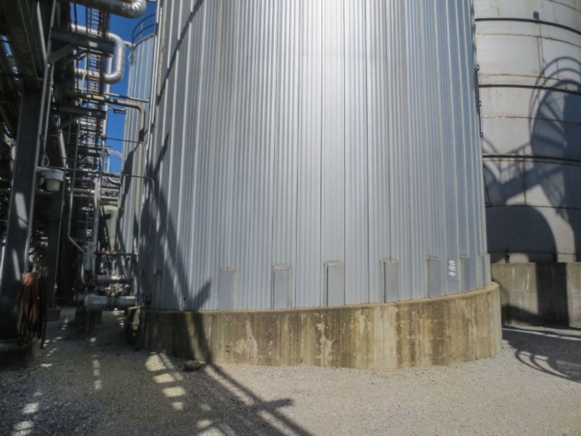 Vertical tank stainless steel 304 AP 650I rated. MAWP at 0.25 psig at 300F. Size is 28'-6" dia x 38' - Image 5 of 6