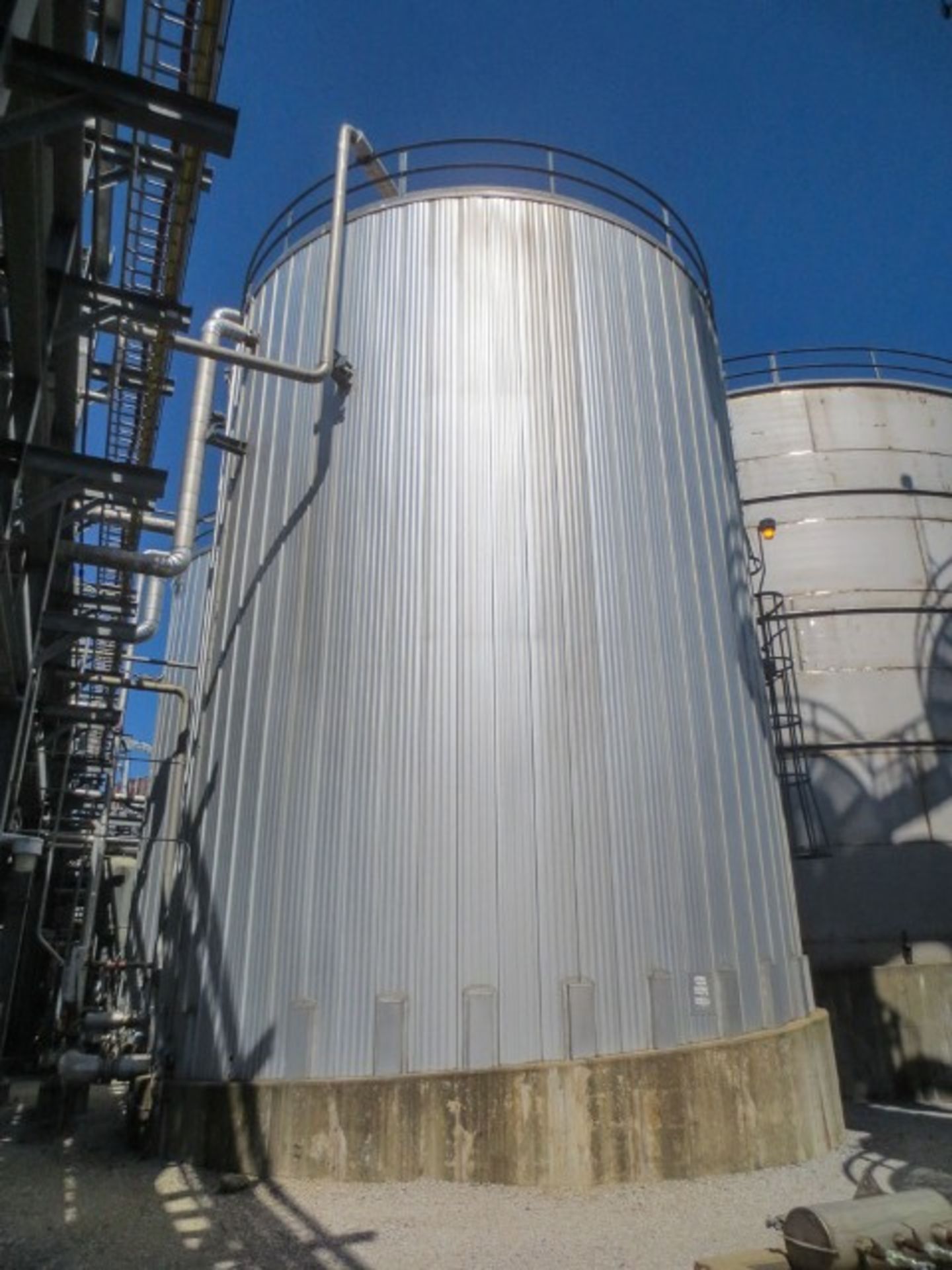 Vertical tank stainless steel 304 AP 650I rated. MAWP at 0.25 psig at 300F. Size is 28'-6" dia x 38' - Image 2 of 6