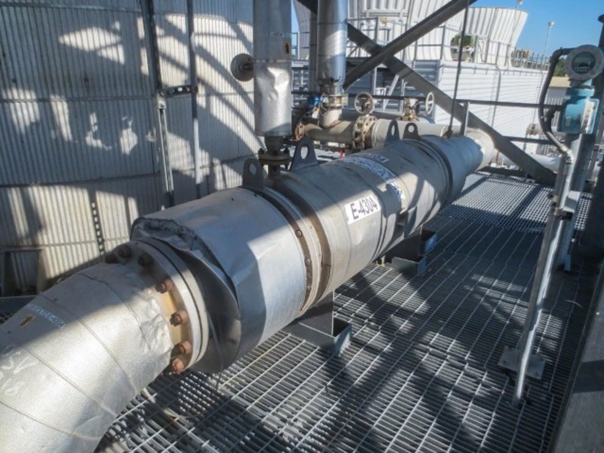 Heat exchanger shell & tube. Size 24" ID x 122" long OAL. Horizontal on saddles. 1 pass. Has 520 - Image 2 of 5