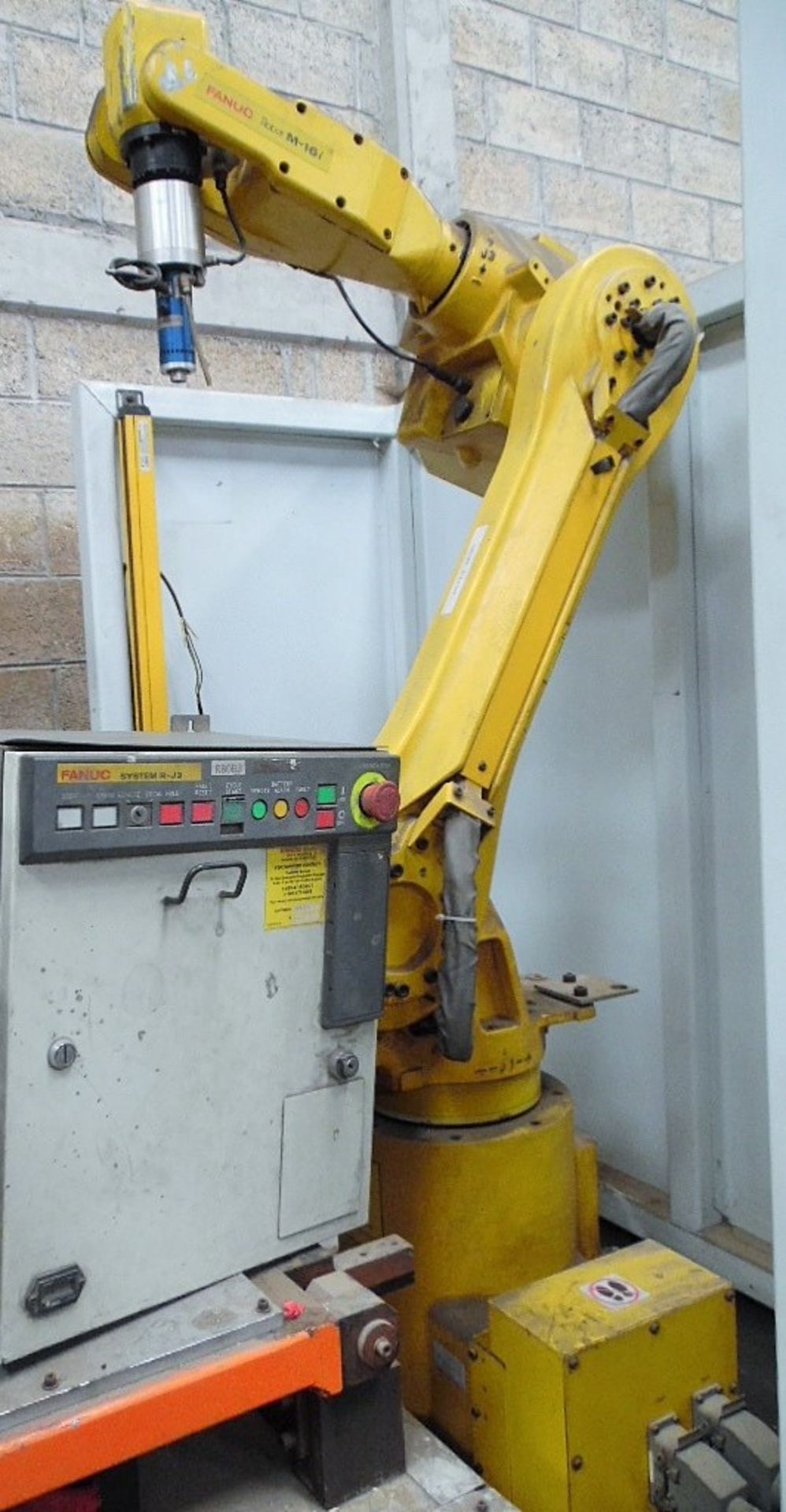 Robot Fanuc mod Mi-B, con cortador de ultrasonido y tablero de control. (Fanuc Robot mod Mi-B,