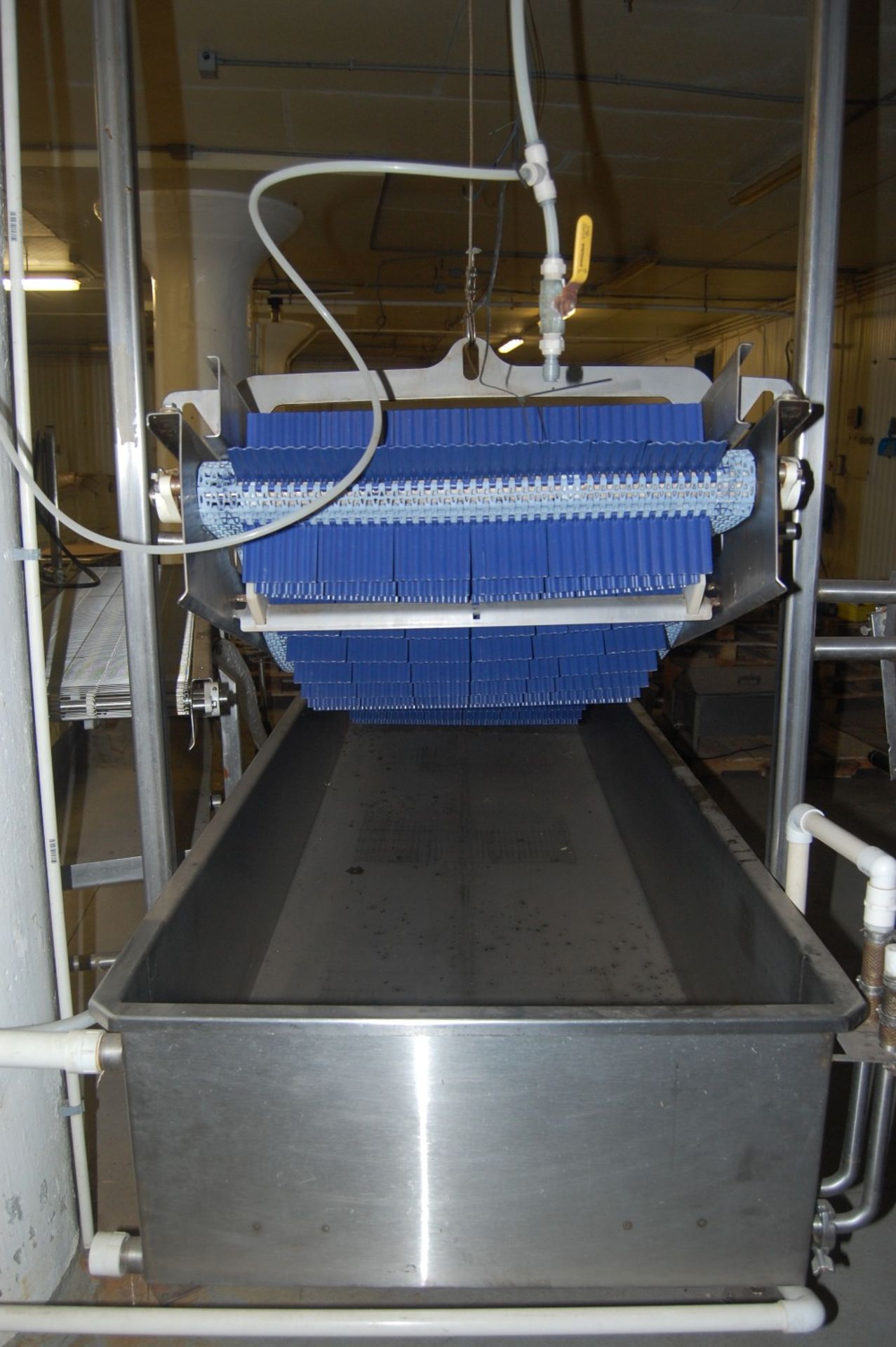 Vegetable washer & conveyor w poly cleated 24 inch belt 208 / 460V 3ph motor SS 16" deep x 13 ft - Image 9 of 19