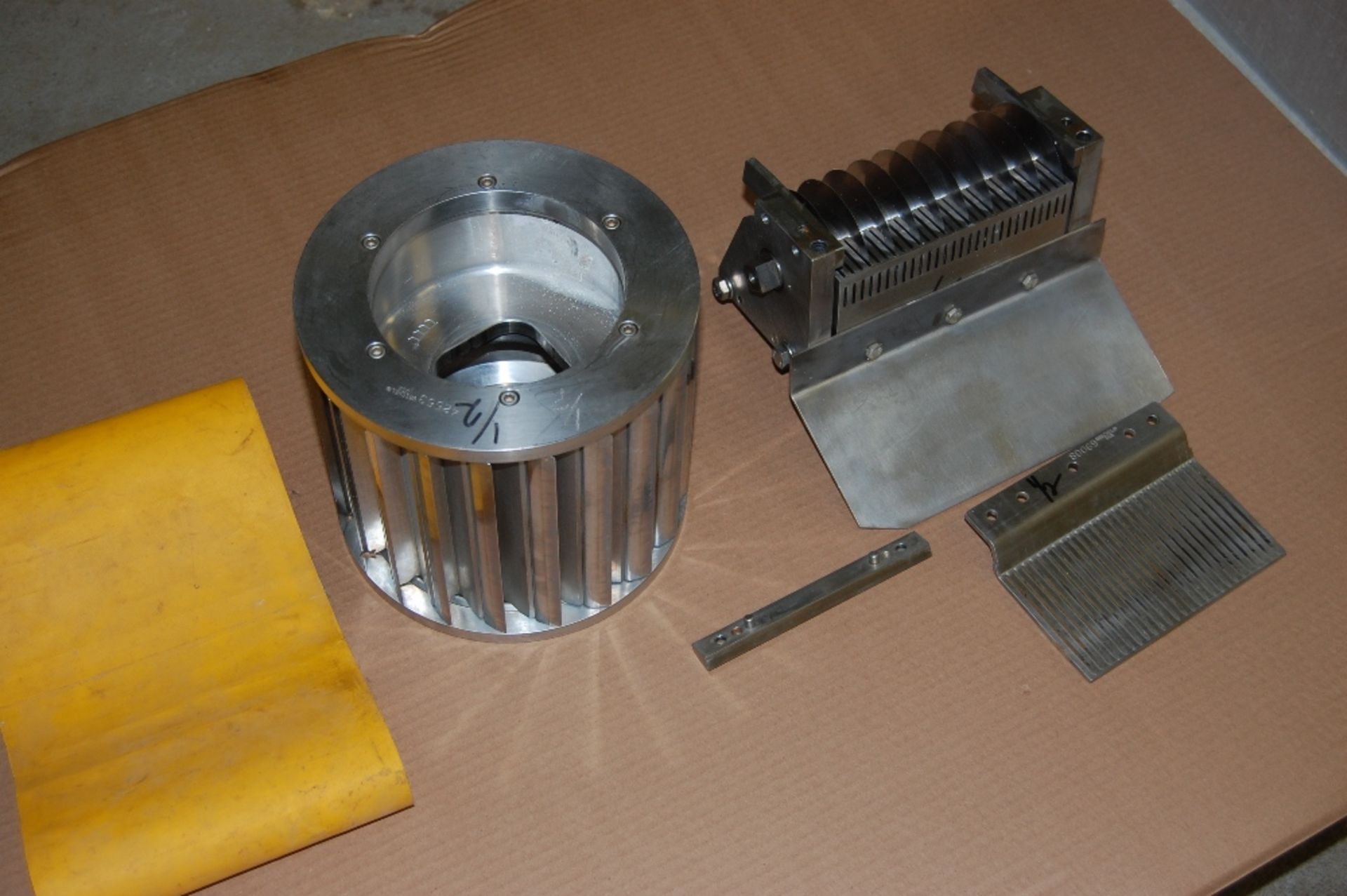 Urschel sprint 1/2 inch crossknife spindle assembly and circular spindle support assembly stripper - Image 2 of 9