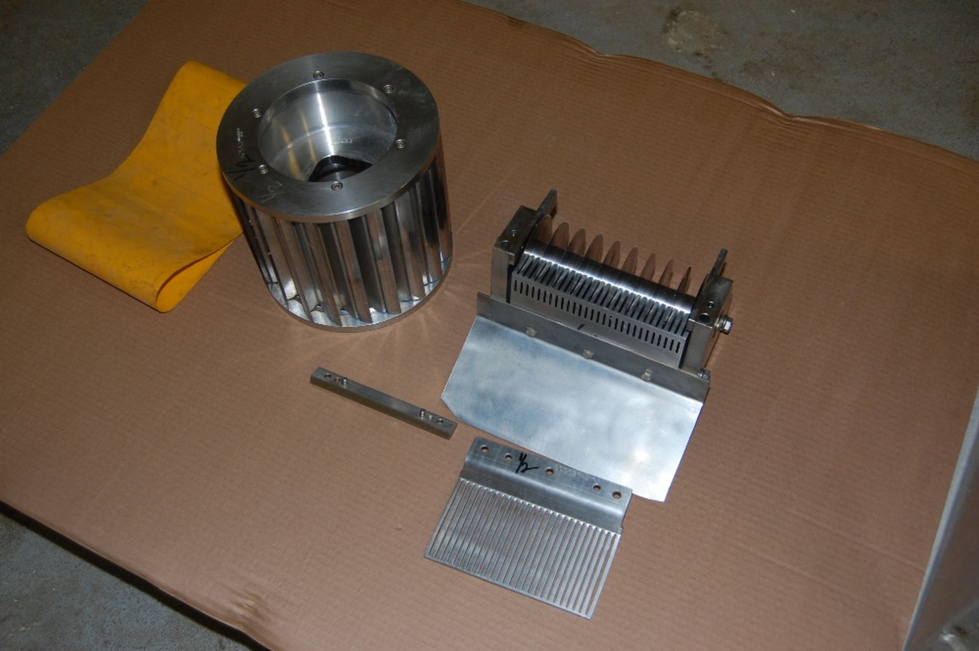 Urschel sprint 1/2 inch crossknife spindle assembly and circular spindle support assembly stripper - Image 3 of 9