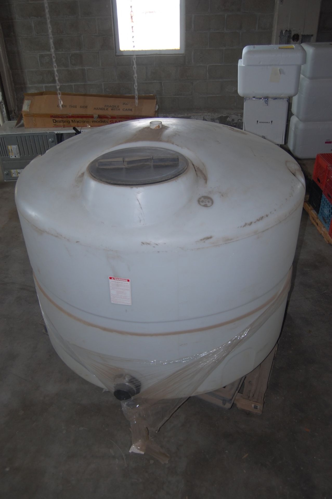 low profile plastic tank 625 gal 66x52" 18" access man hole 3 inch id outlet fitting ***LOADING - Image 4 of 5