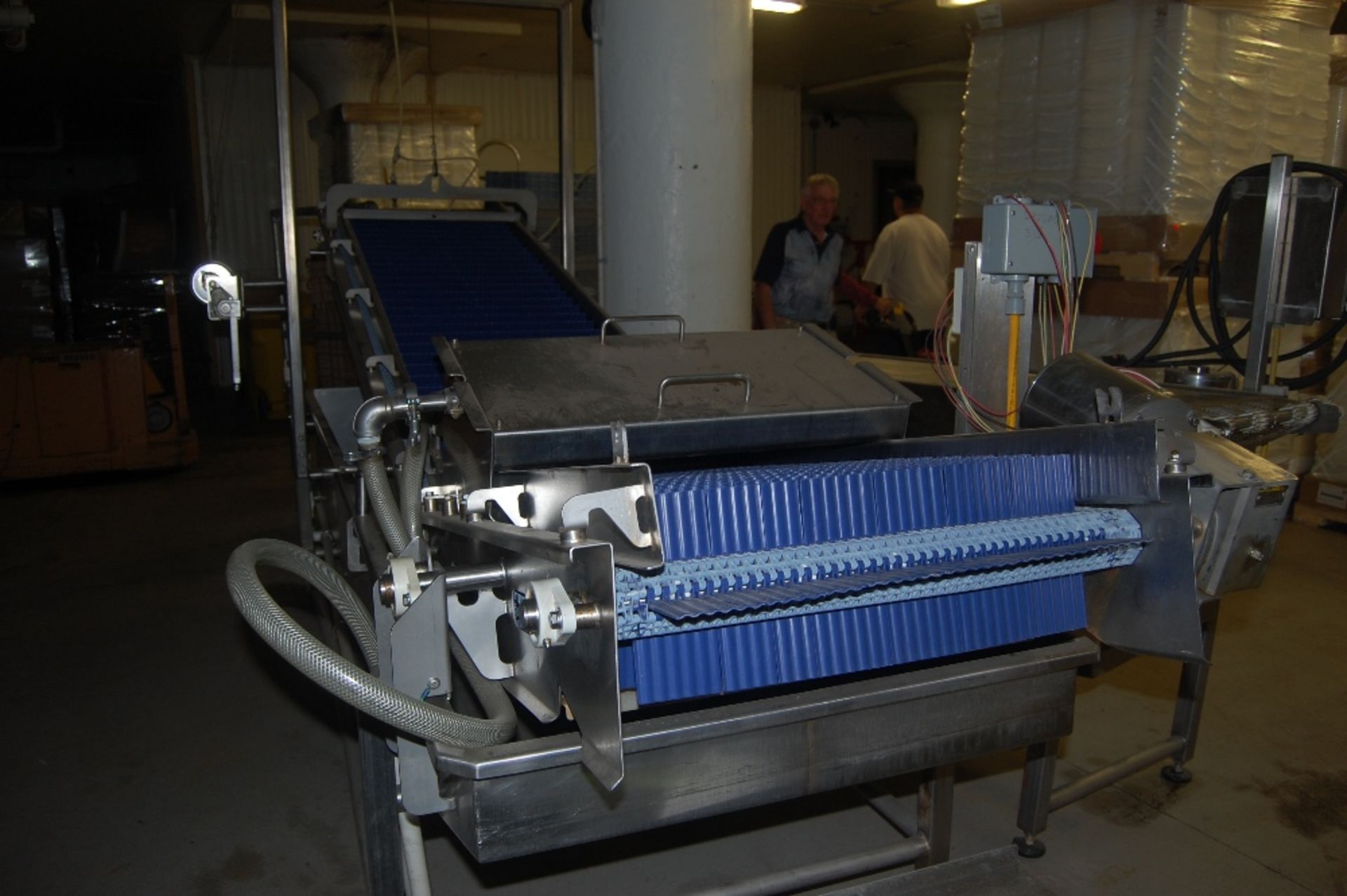 Vegetable washer & conveyor w poly cleated 24 inch belt 208 / 460V 3ph motor SS 16" deep x 13 ft - Image 3 of 19