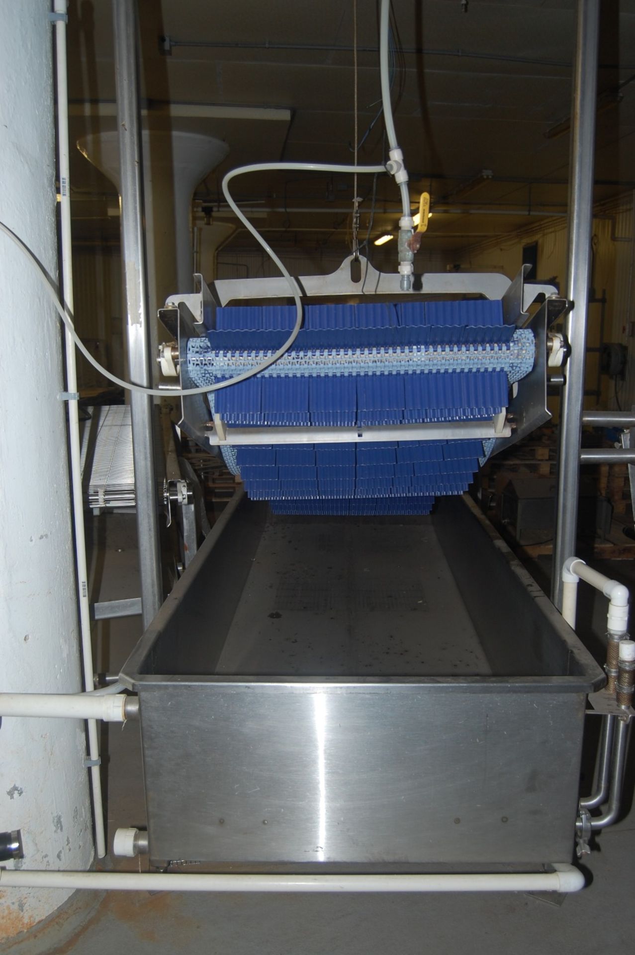 Vegetable washer & conveyor w poly cleated 24 inch belt 208 / 460V 3ph motor SS 16" deep x 13 ft - Image 10 of 19