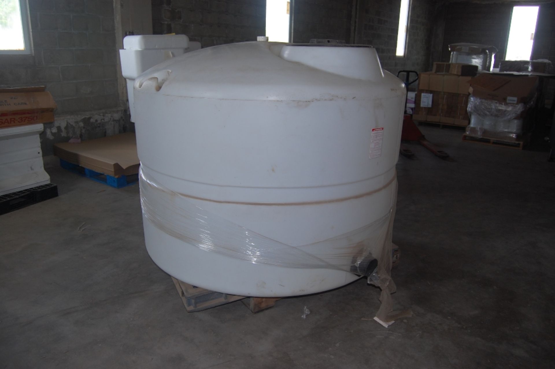 low profile plastic tank 625 gal 66x52" 18" access man hole 3 inch id outlet fitting ***LOADING - Image 2 of 5