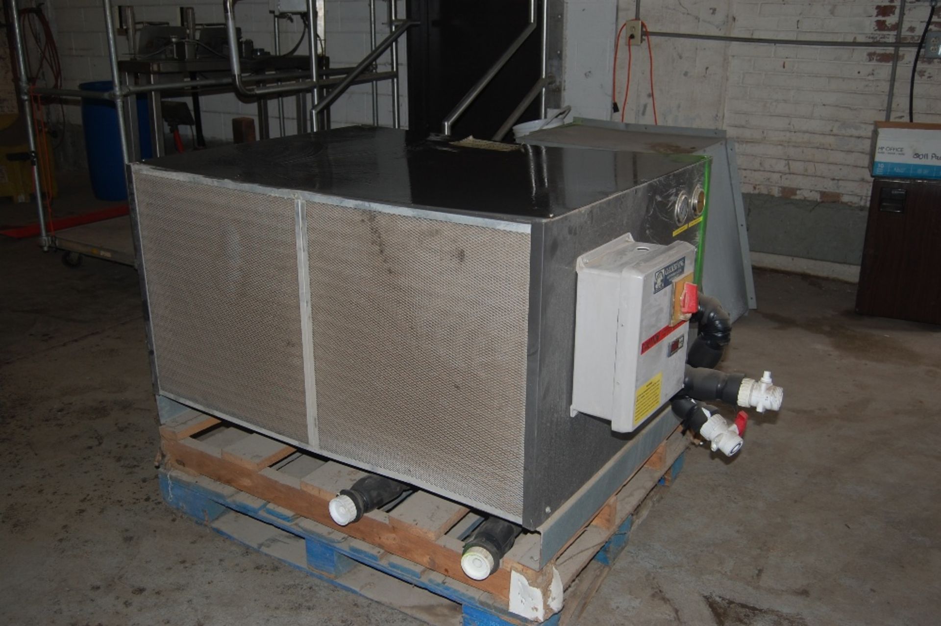 Chiller Mfg water chiller 1/3 HP 3 ton 220 volt 3 phase RC 3 38000 BTU/hr R 22 48 x 37 x 29 inch - Image 3 of 9