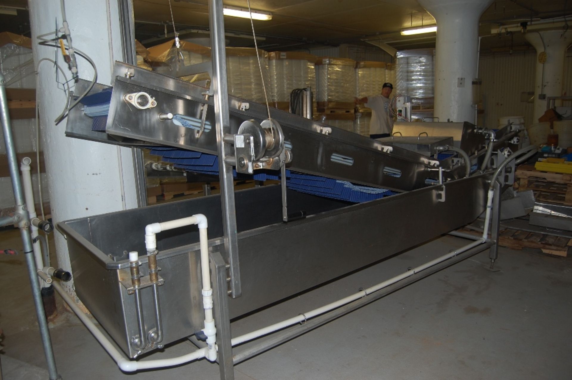 Vegetable washer & conveyor w poly cleated 24 inch belt 208 / 460V 3ph motor SS 16" deep x 13 ft - Image 2 of 19