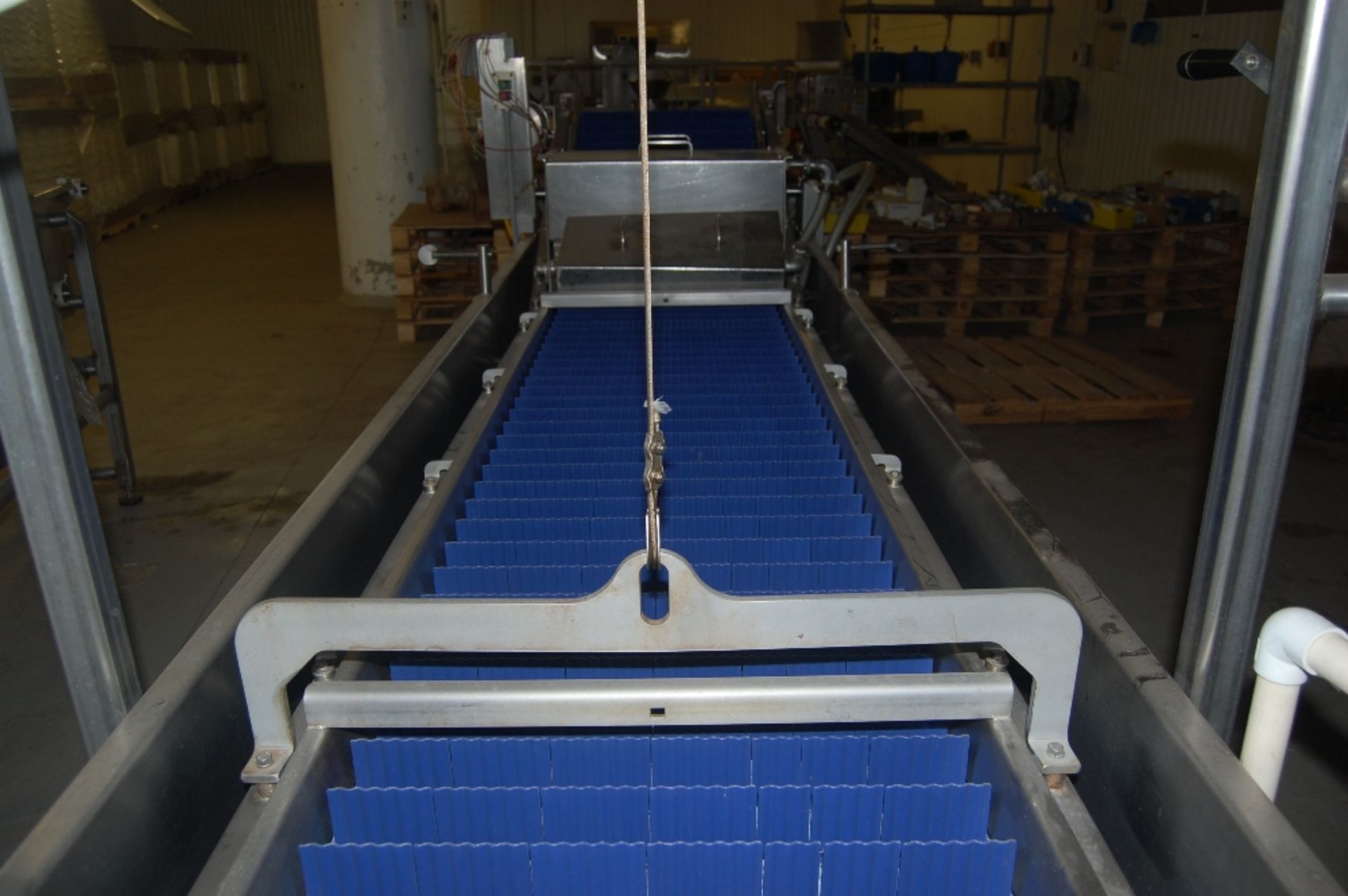 Vegetable washer & conveyor w poly cleated 24 inch belt 208 / 460V 3ph motor SS 16" deep x 13 ft - Image 8 of 19