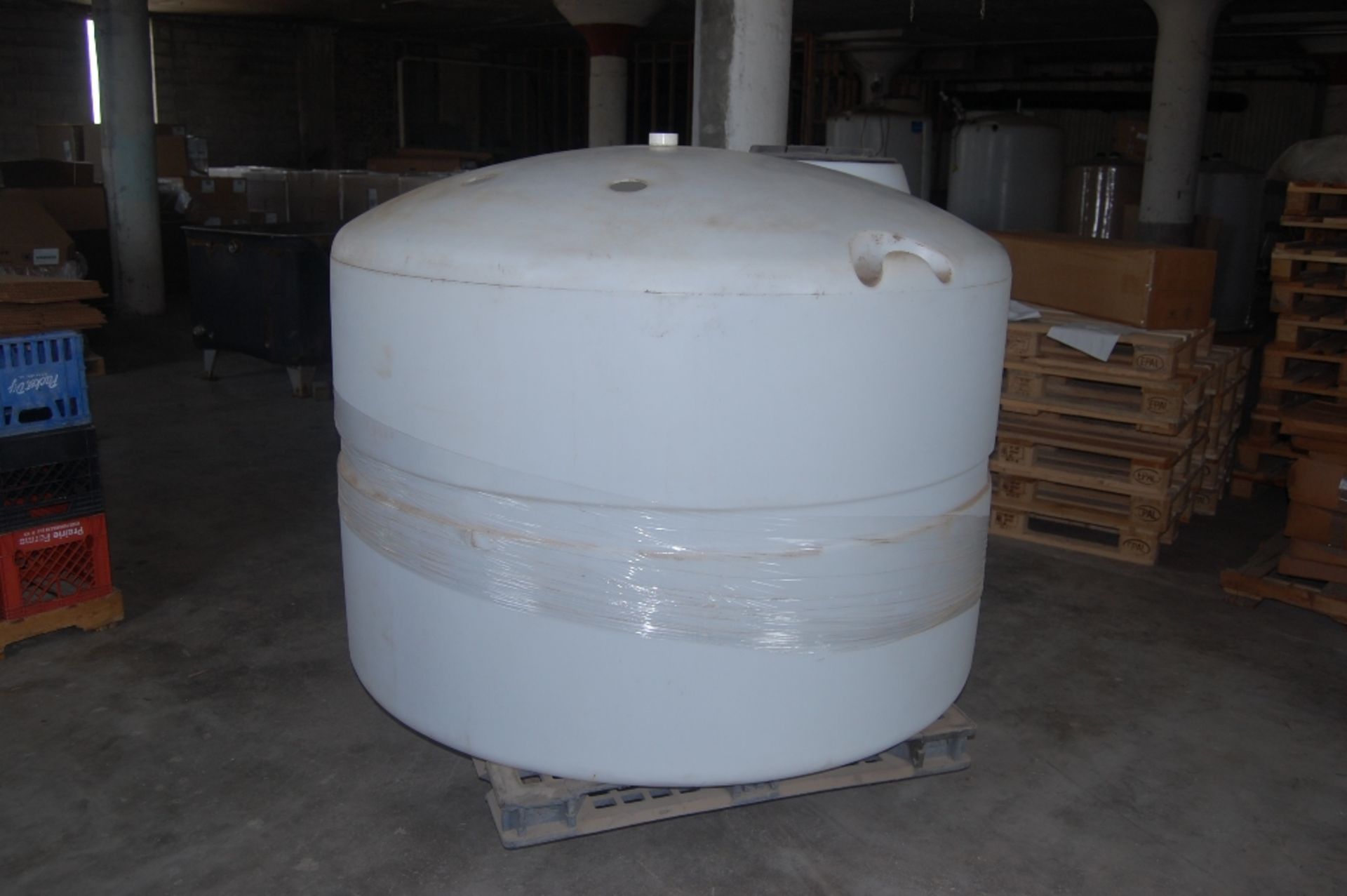 low profile plastic tank 625 gal 66x52" 18" access man hole 3 inch id outlet fitting ***LOADING - Image 3 of 5