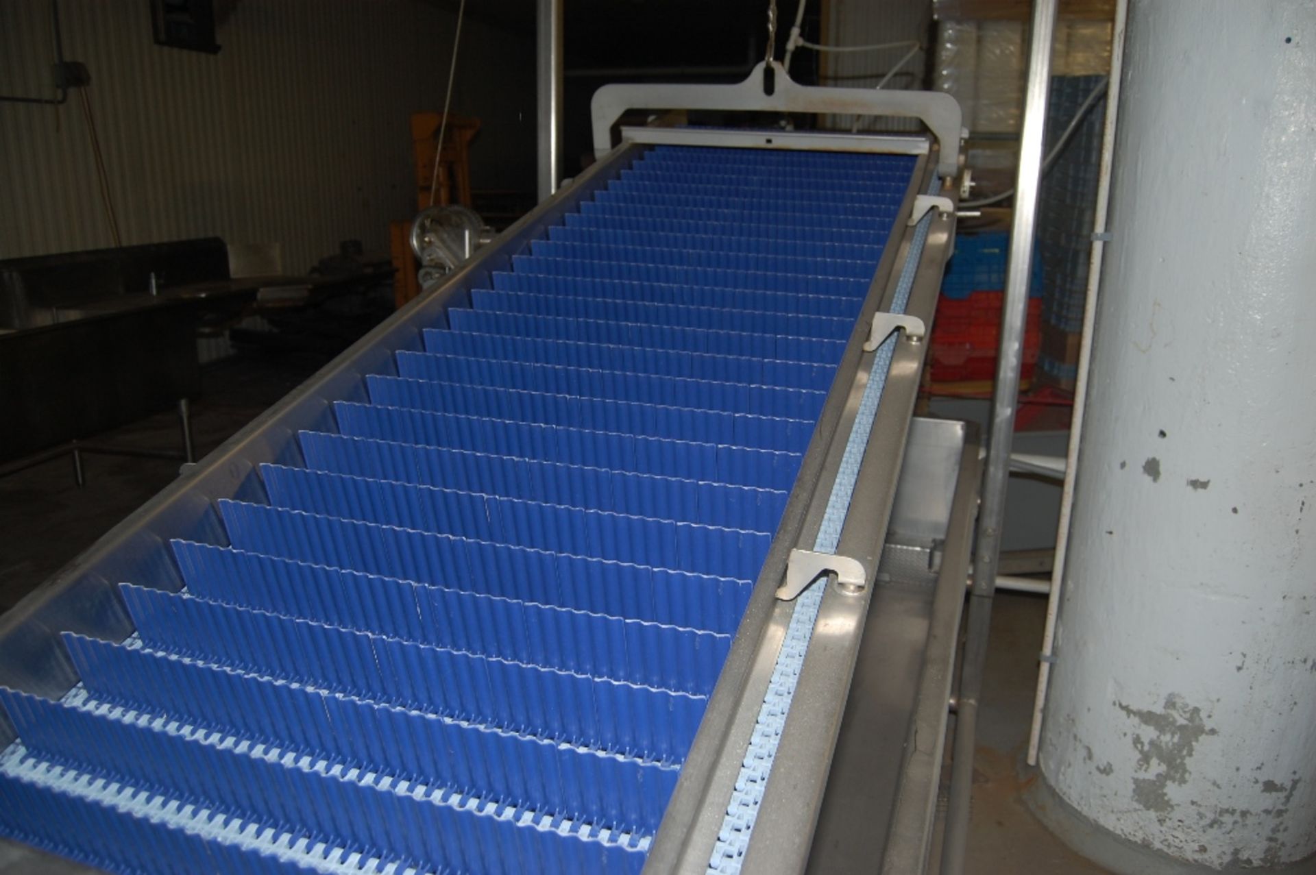 Vegetable washer & conveyor w poly cleated 24 inch belt 208 / 460V 3ph motor SS 16" deep x 13 ft - Image 6 of 19