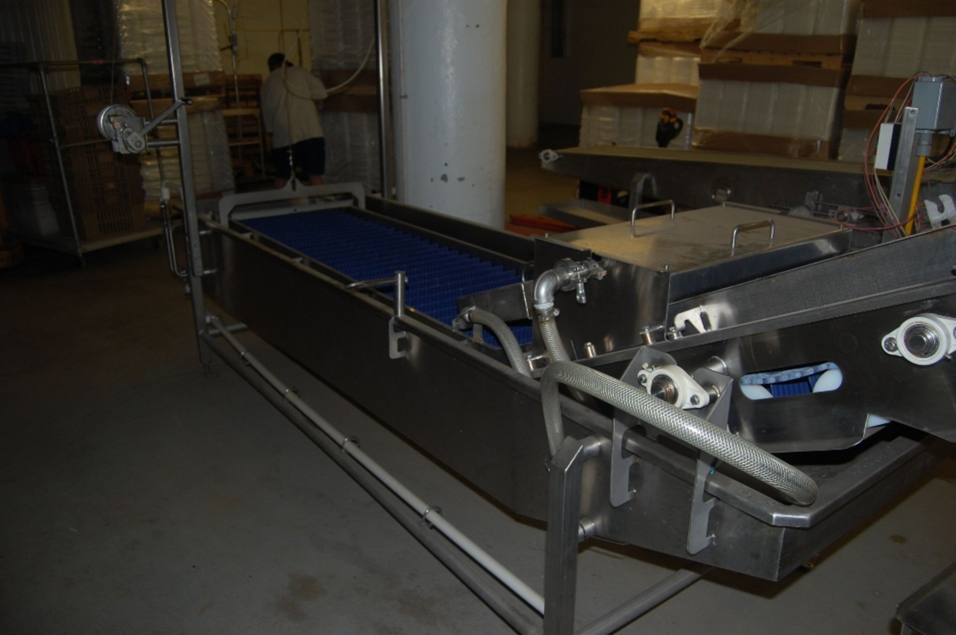 Vegetable washer & conveyor w poly cleated 24 inch belt 208 / 460V 3ph motor SS 16" deep x 13 ft - Image 7 of 19