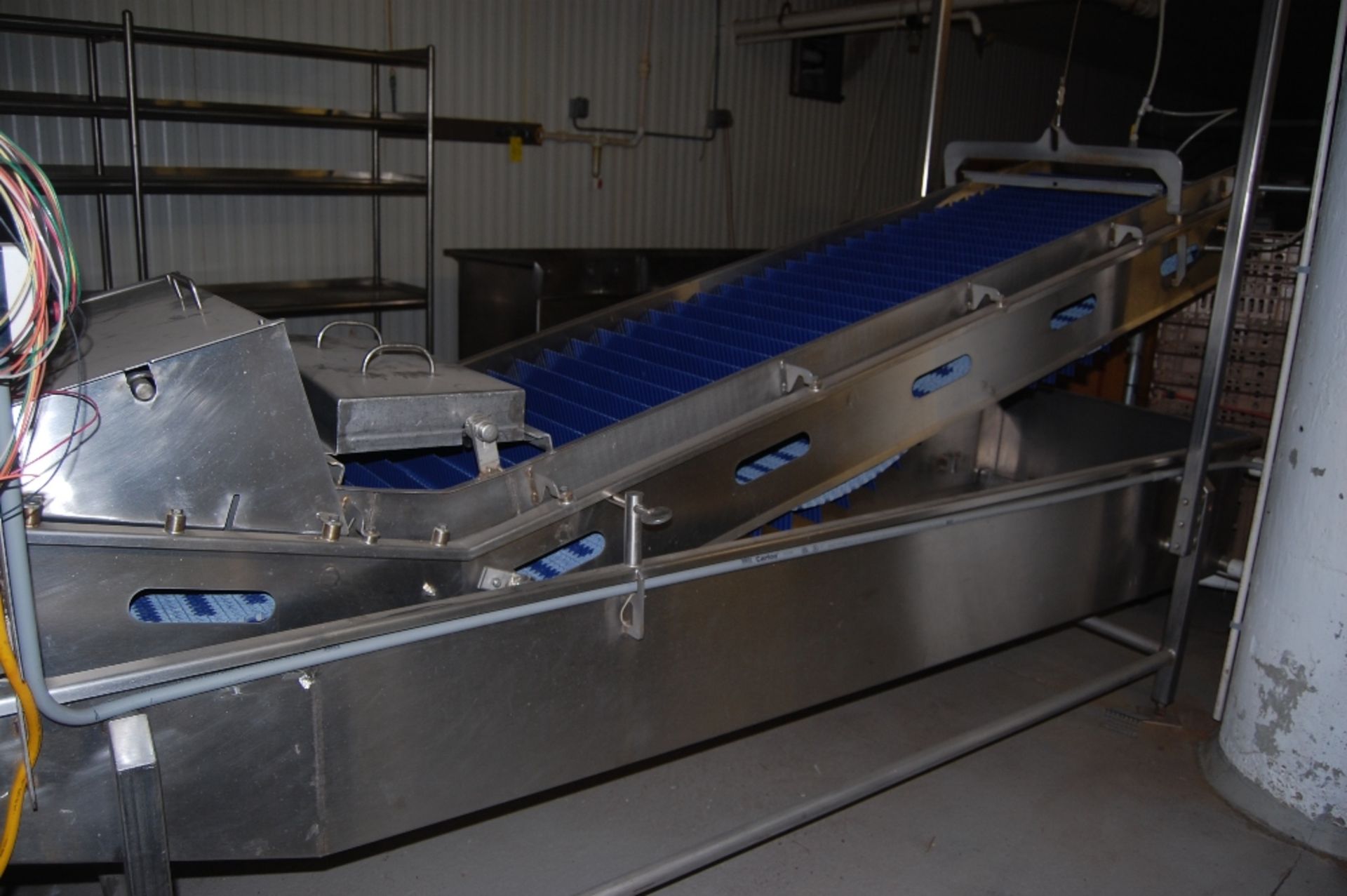 Vegetable washer & conveyor w poly cleated 24 inch belt 208 / 460V 3ph motor SS 16" deep x 13 ft - Image 5 of 19