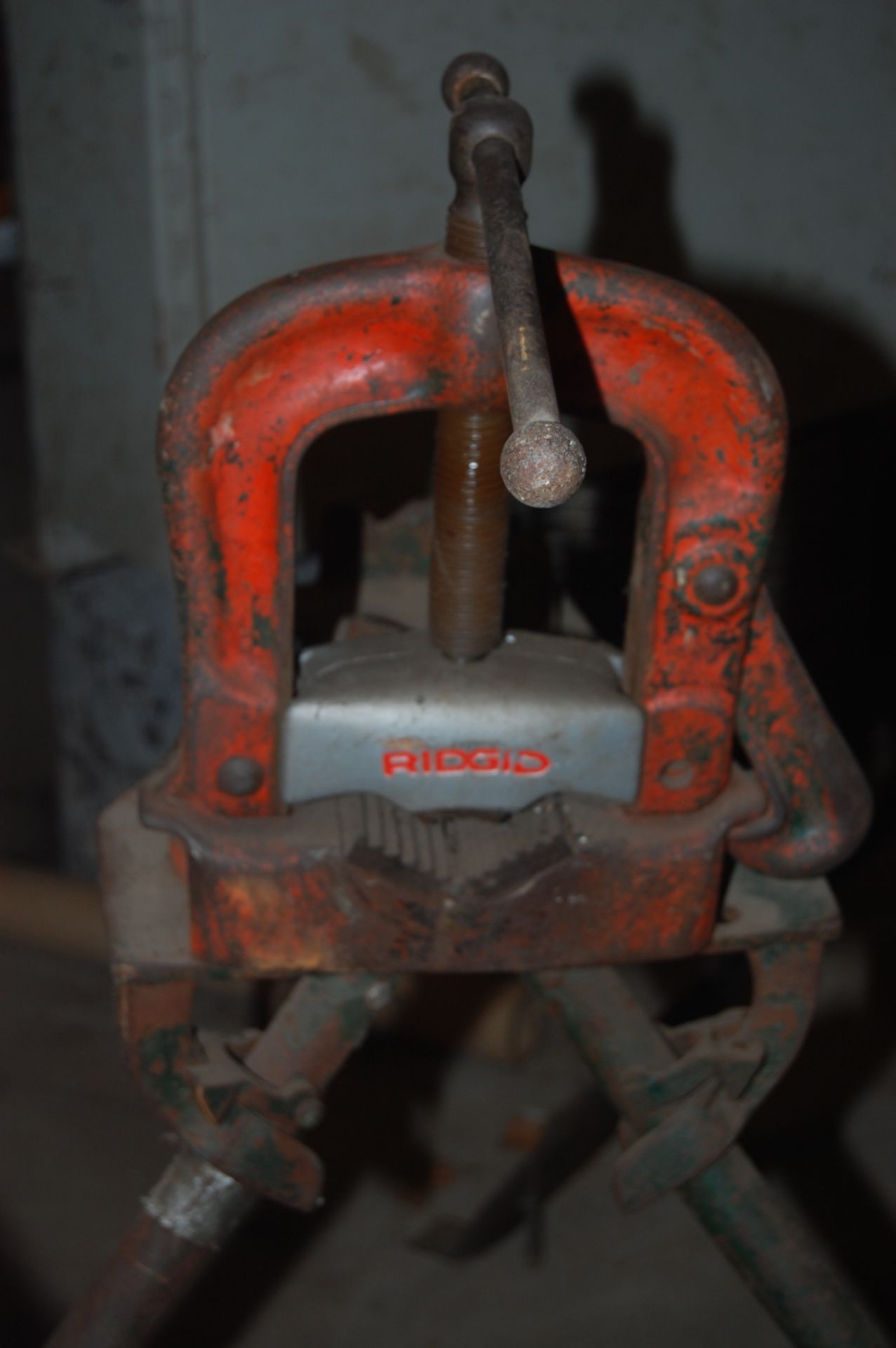 Ridgid pipe threader model 535 with 3 heads on rolling cart includes both work stands ***LOADING FEE - Image 13 of 23