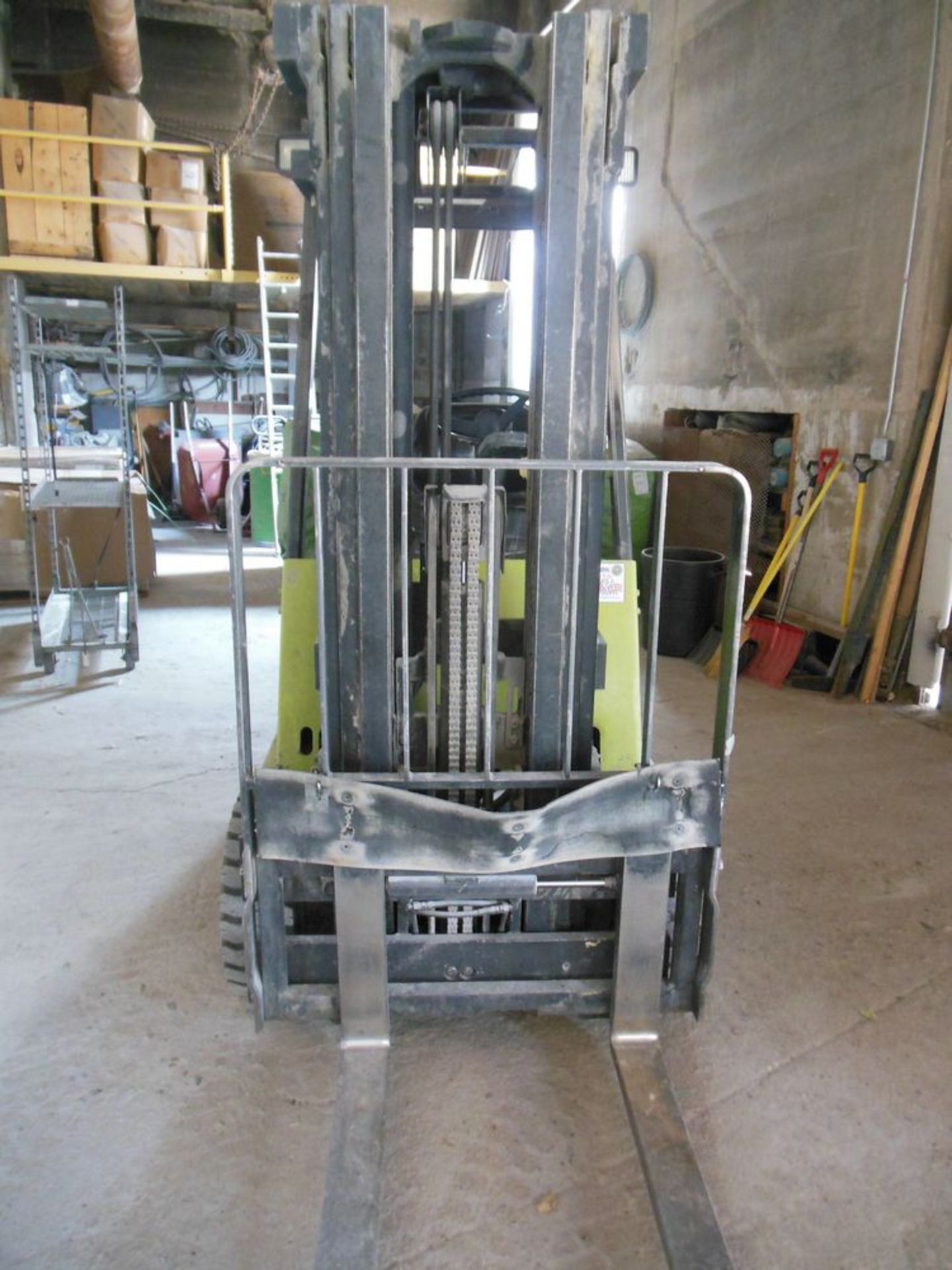 Florence, CO Clark 15E LNG forklift; pneumatic tires, 3 function controls (lift/lower, tilt, load - Image 2 of 4