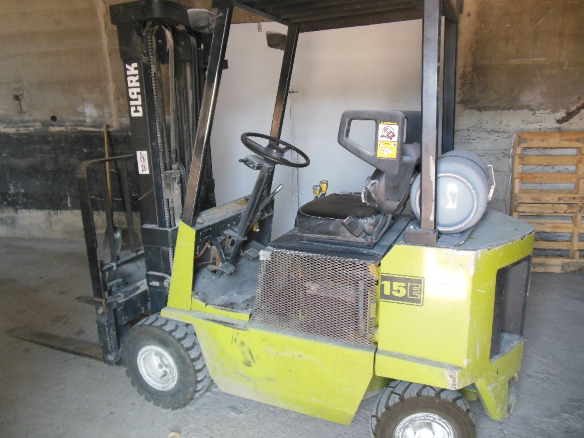 Florence, CO Clark 15E LNG forklift; pneumatic tires, 3 function controls (lift/lower, tilt, load