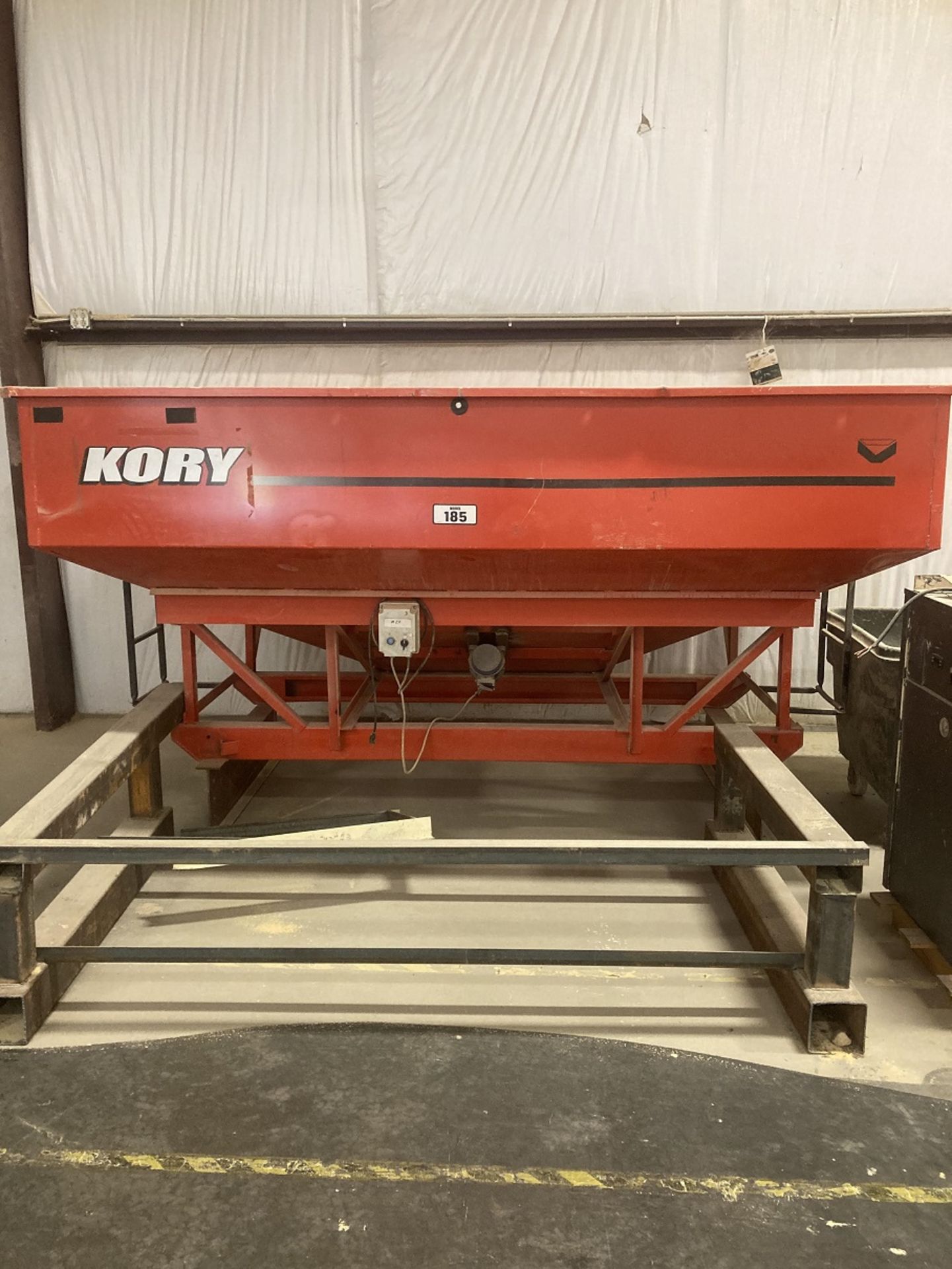 Mt Vernon, MO: Kory hopper on skids with vibrator, ***Loading fee $100 to be added to winning