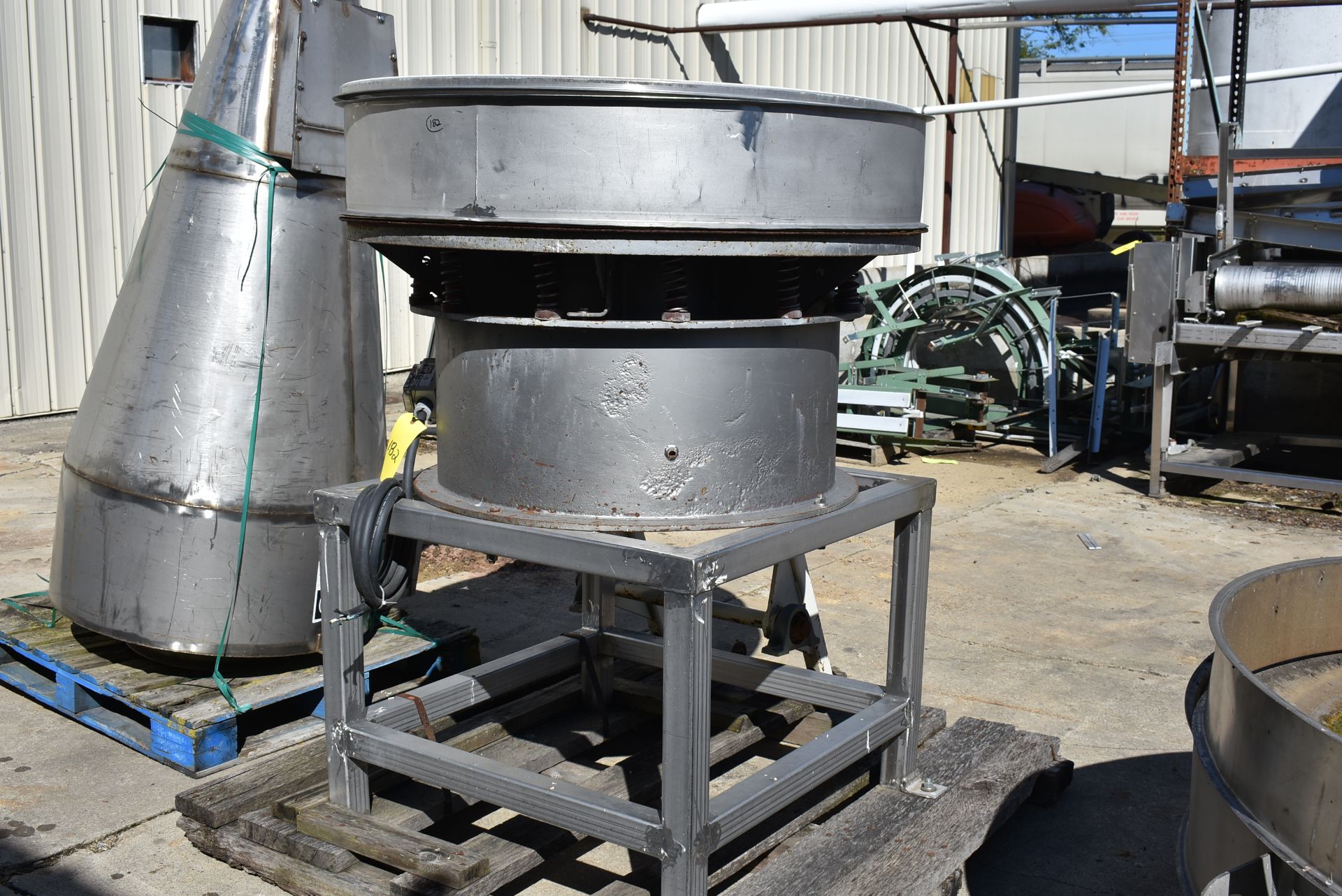 SWECO Model US 48-486-36 Vibratory Separator. RIGGING/LOADING FEE $40 - Image 3 of 3