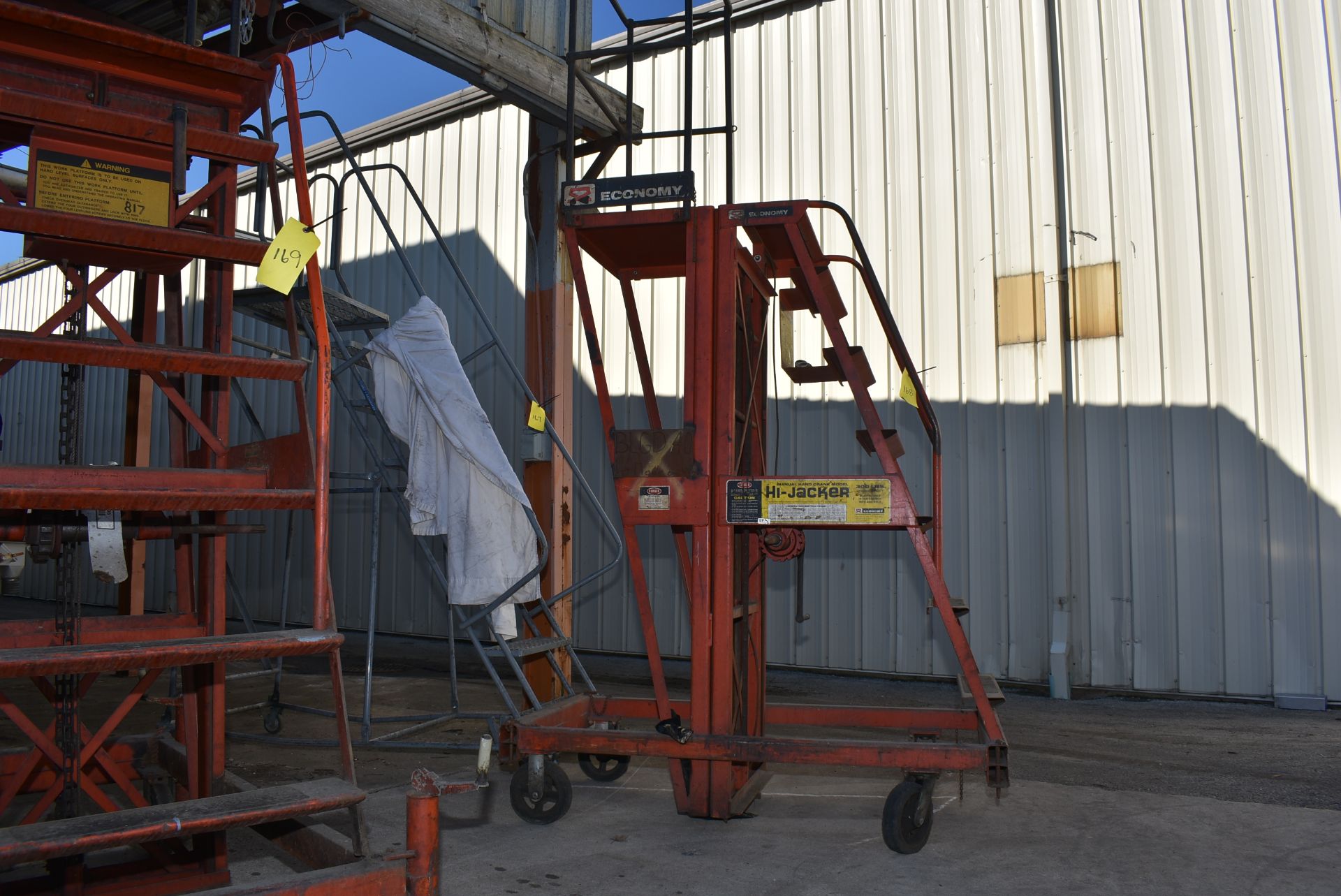 Economy Engineering Model Hi-Jacker Manual Telescoping Work Platform. RIGGING/LOADING FEE $30