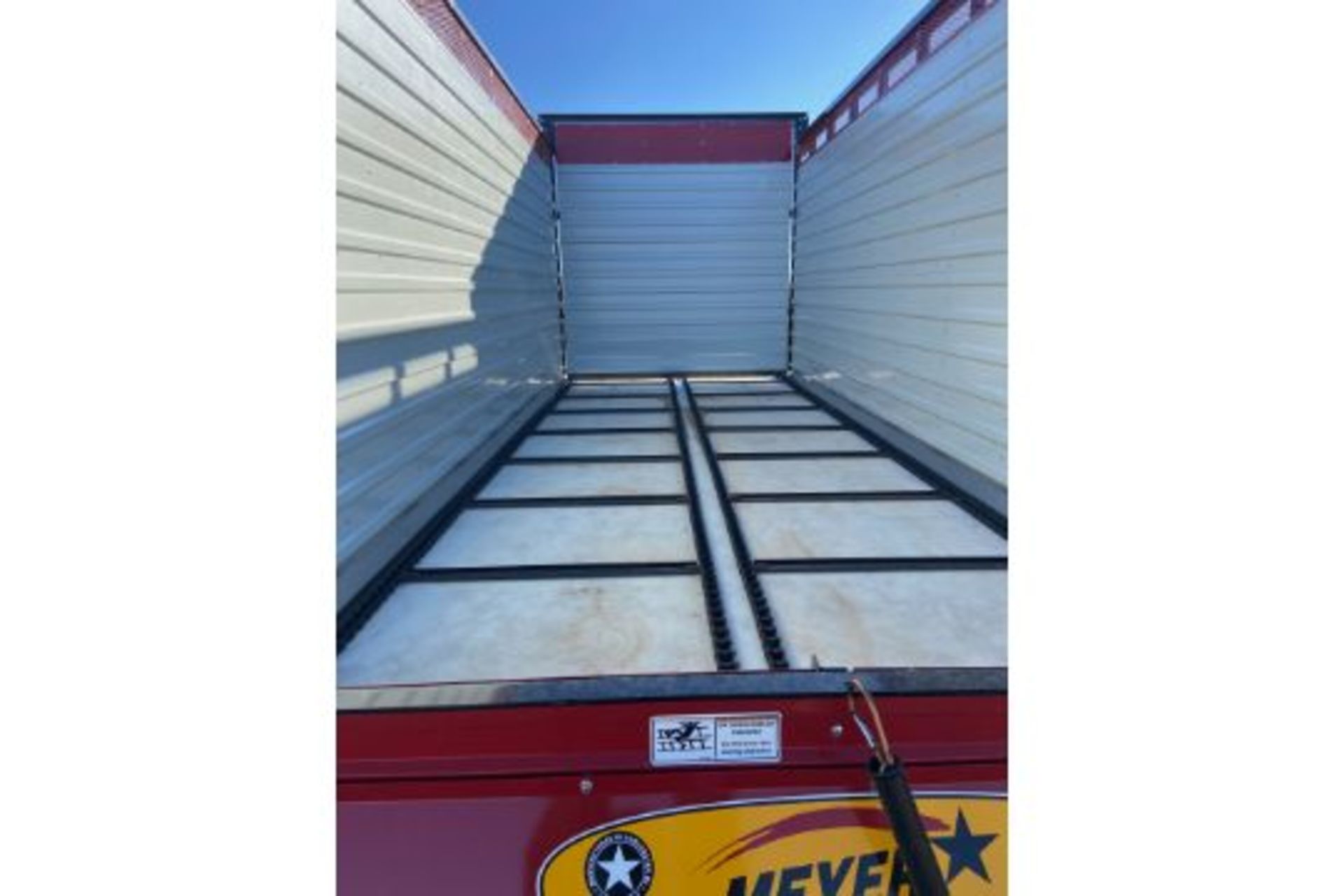 LIKE NEW Meyer Manufacturing Live Floor Rear Unload Forage Box, Serial# 1919DRX213, Rigging/ Loading - Image 3 of 6