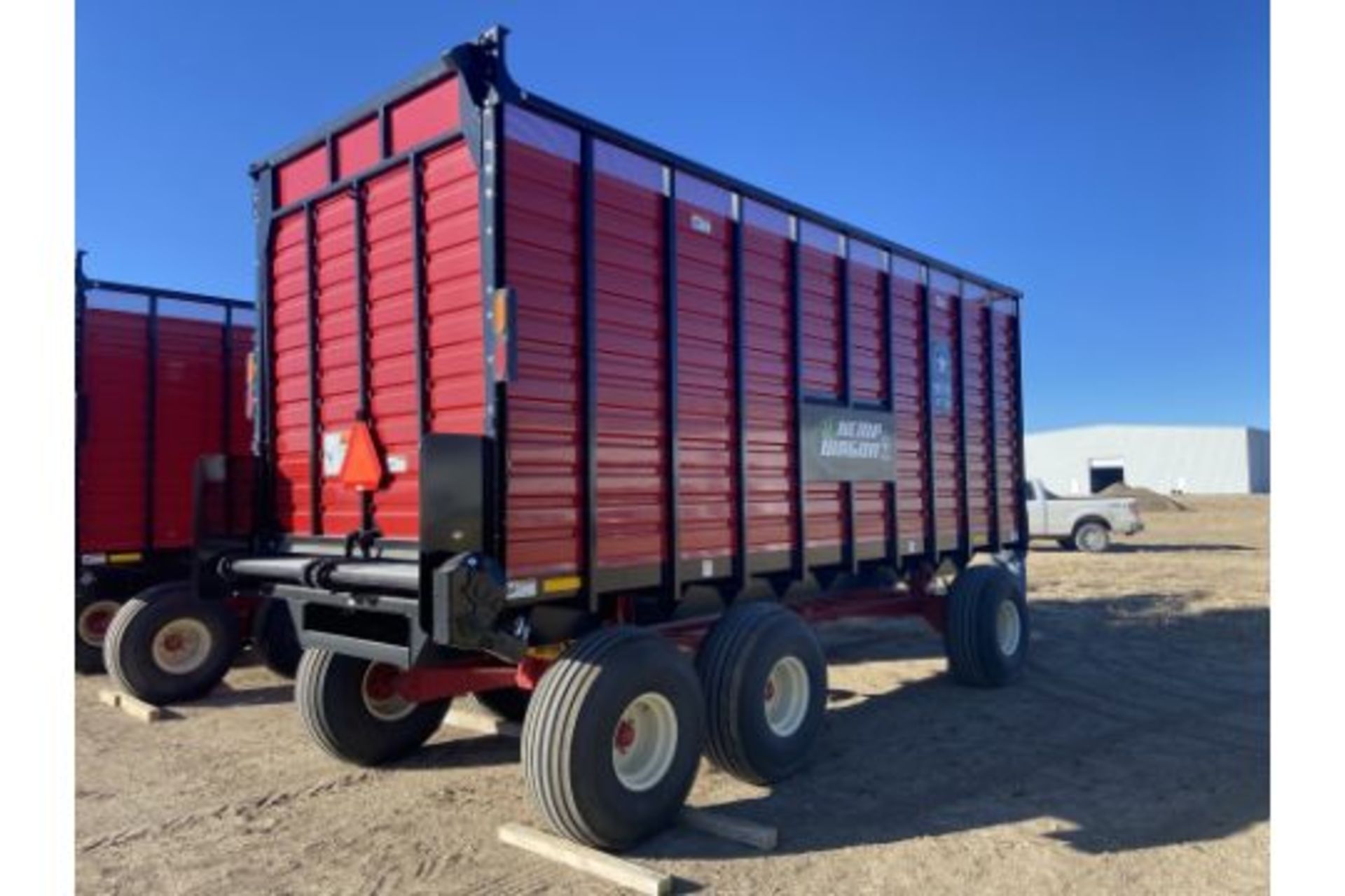 LIKE NEW Meyer Manufacturing Live Floor Rear Unload Forage Box, Serial# 1919DRX213, Rigging/ Loading