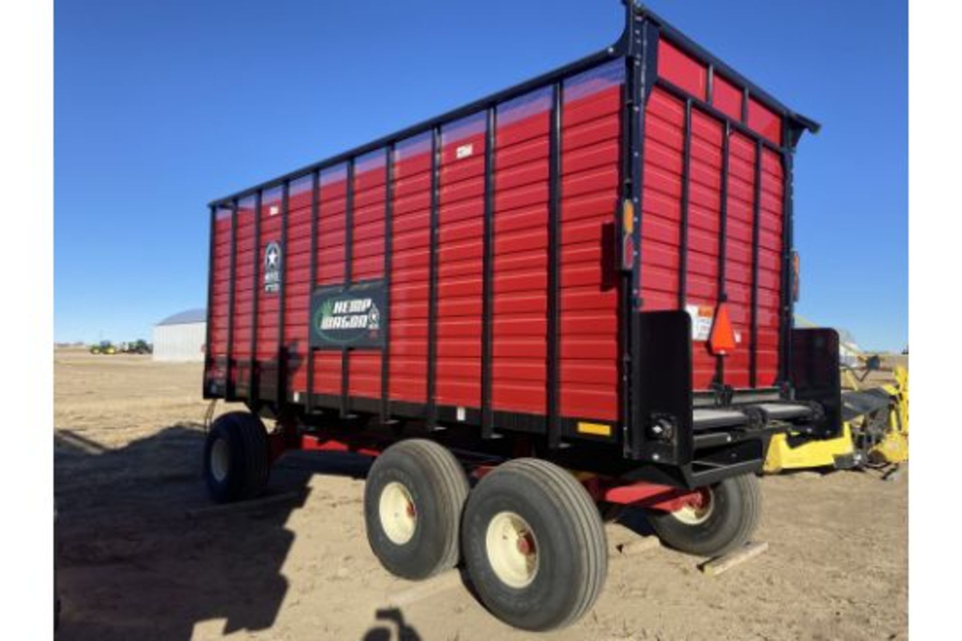 LIKE NEW Meyer Manufacturing Live Floor Rear Unload Forage Box, Serial# 1919DRX213, Rigging/ Loading - Image 5 of 6