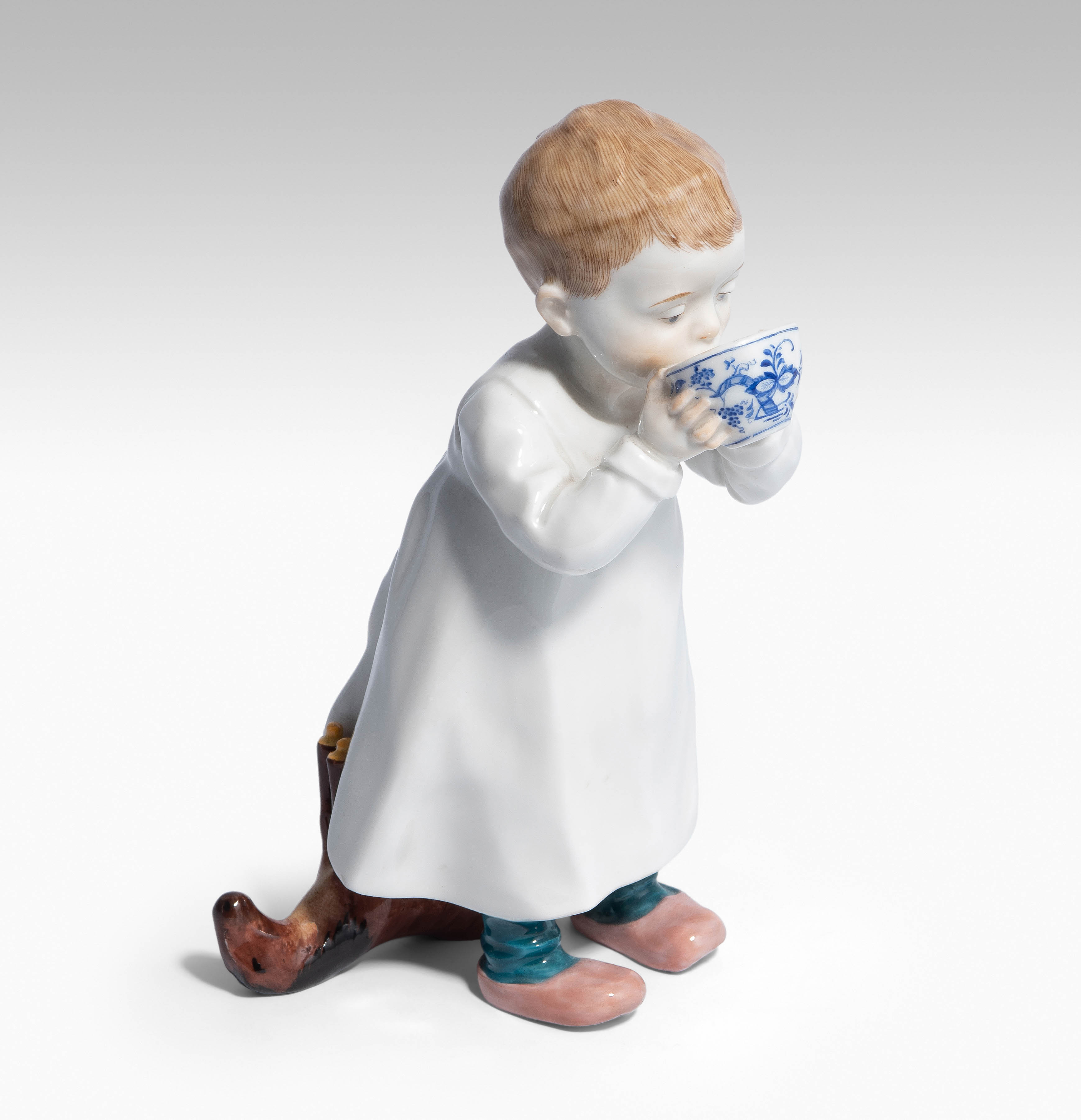 Meissen, Figur "Kind, aus einer Tasse trinkend".