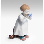 Meissen, Figur "Kind, aus einer Tasse trinkend".