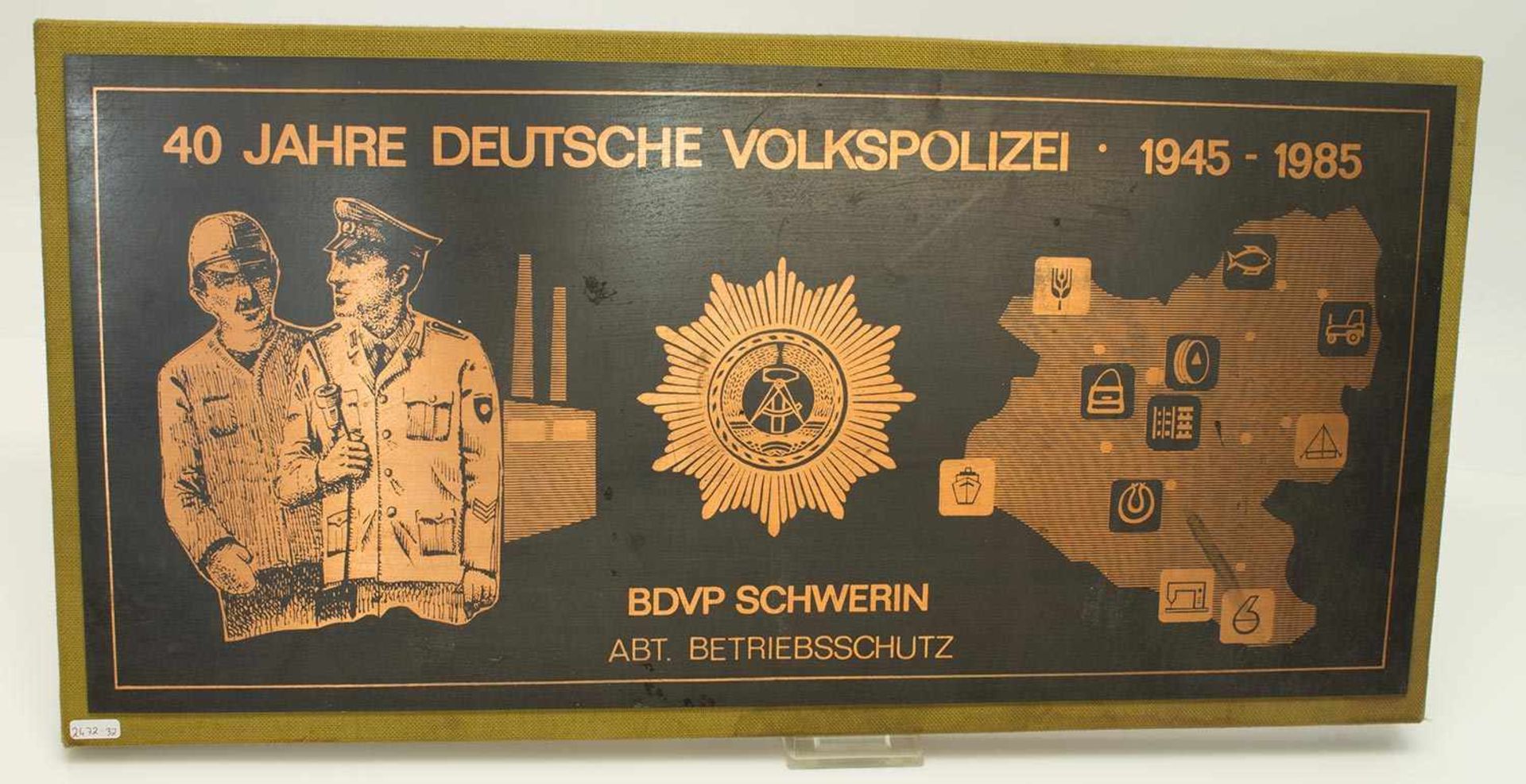 Jubiläumsschild„40 Jahre Deutsche Volkspolizei 1945 - 1985“, Bezirksbehörde der