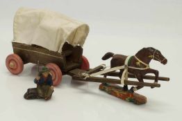 Spielzeug PräriewagenDDR um 1950, Planwagen aus Holz u. Stoff, dazu Kutscher m. Peits