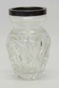Kleine VaseKristallglas geschliffen, 835er Silbermontierung, H. 11,5 cm