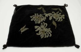 DeckeGründerzeit um 1890, schwarzer Samt mit asiatischem Dekor, 50 x 60 cm