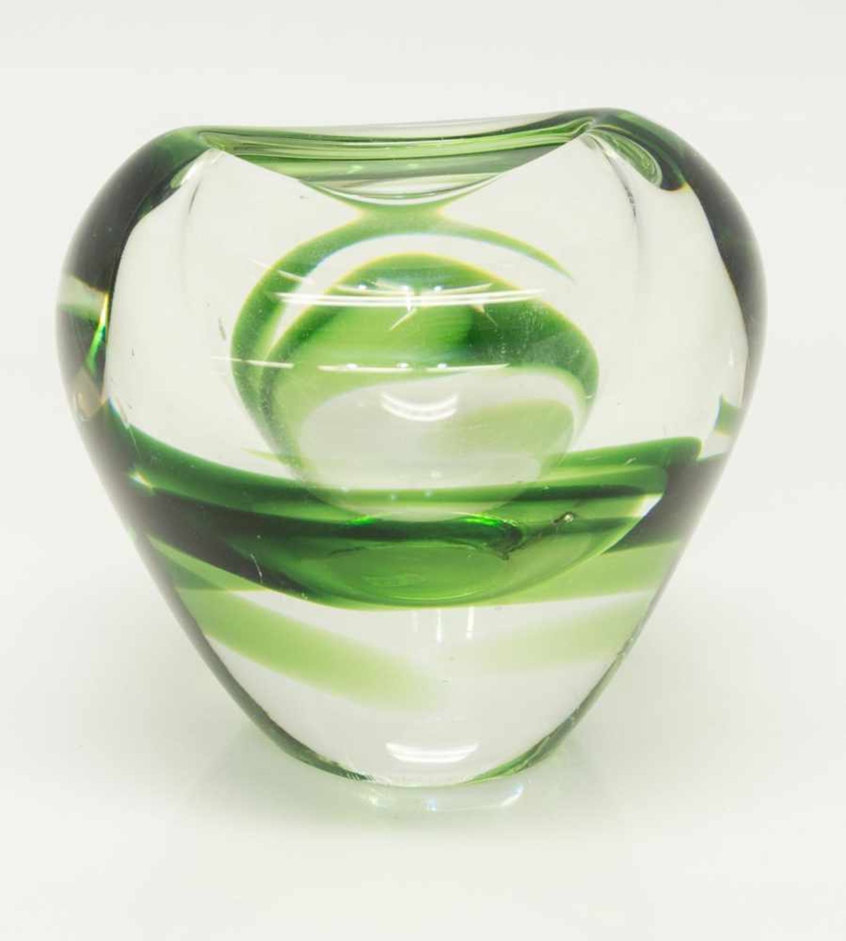 Vasedickwandiges, massives Glas, wohl Murano, mit grünen Farbeinschmelzungen, außerg