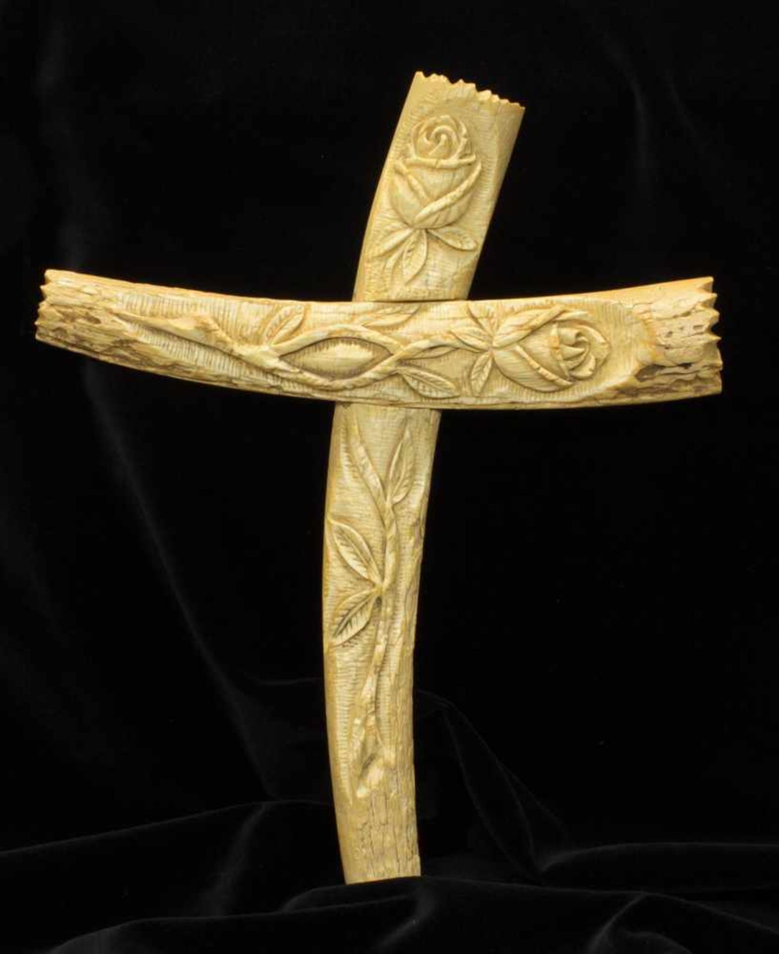 Rosenkreuz(Elfenbeinschnitzer des wohl 19. Jh.)Steckbares Kreuz mit feiner plastis