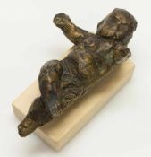 Unbekannt(Bildhauer des 20. Jh.)Liegender KnabeBronzeguß, L. 14 cm, auf Holzs