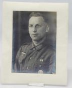 SoldatenfotoII. WK, Brustportrait eines Wehrmachtssoldaten mit diverse Auszeichnungen,