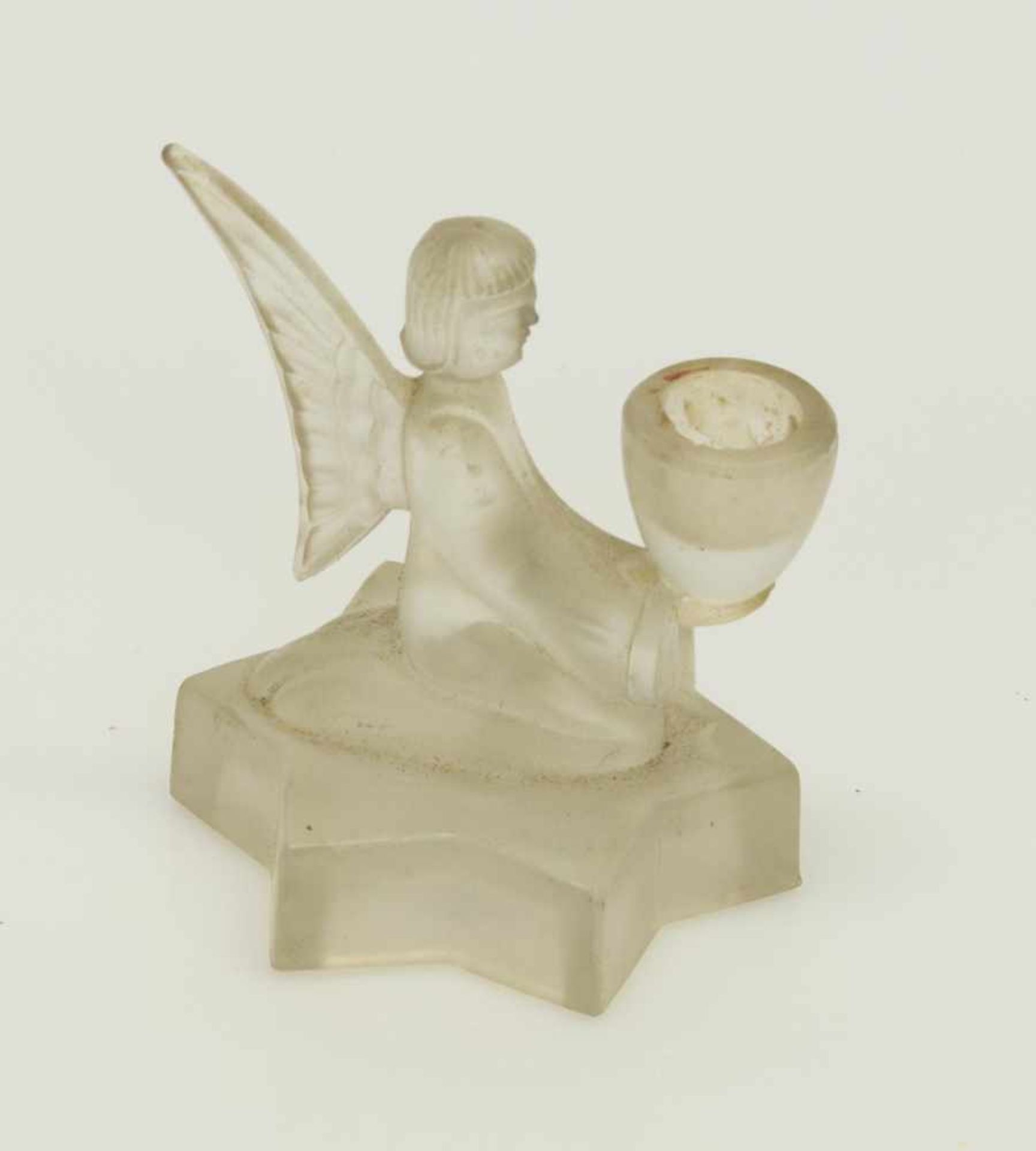 Kerzenleuchterum 1920er Jahre, Pressglas, Knieender Engel auf Stern, H. 7 cm