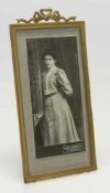 Messingstandrahmenum 1880, Messing mit facettiertem Glas, Atelierfoto einer Dame von F