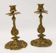 Paar KerzenleuchterFrankreich um 1860, Bronze feuervergoldet, üppige Rocaillenverzier