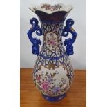 A good Chinese Export Vase of large proportion. H 40 cm approx.