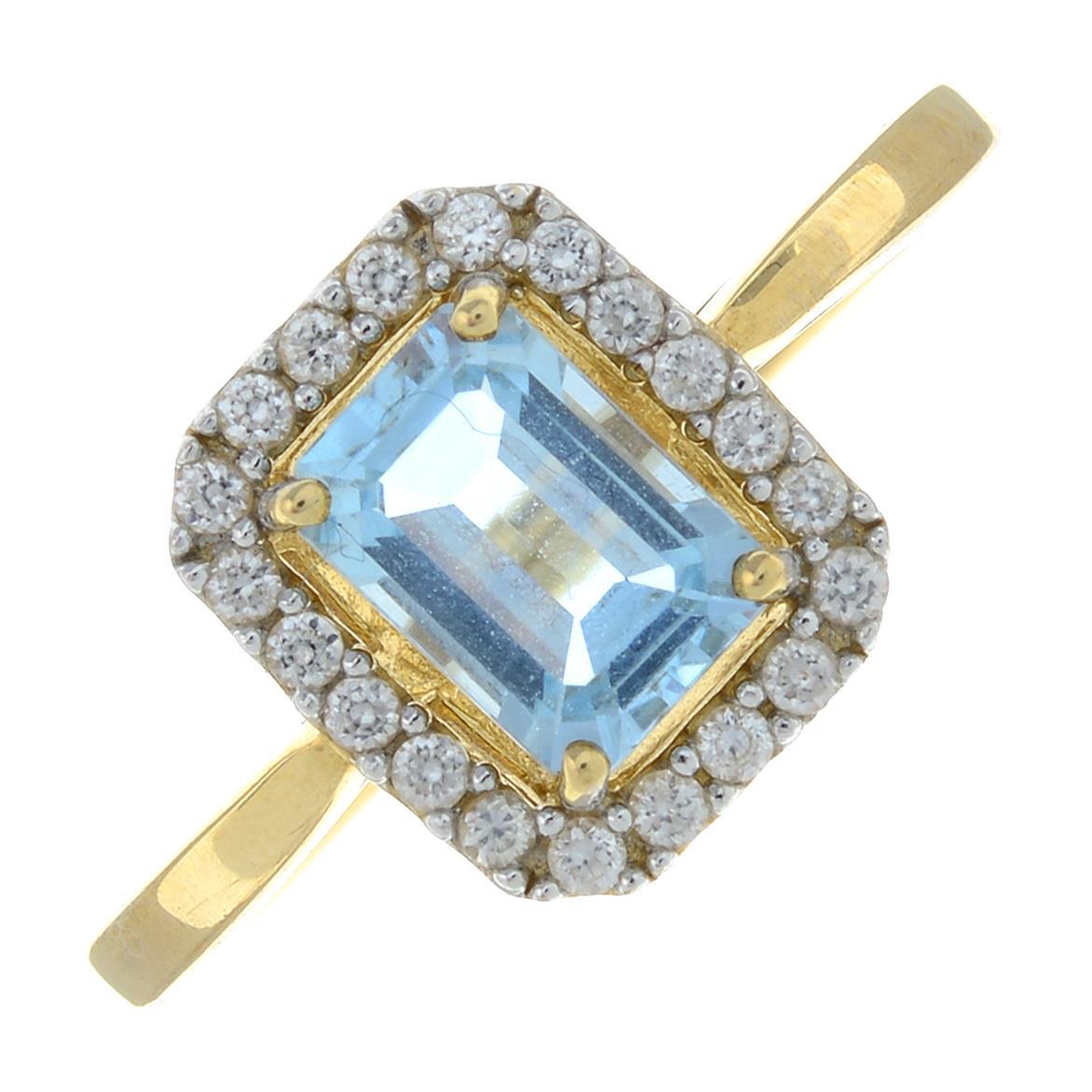 A 9ct gold blue topaz cluster ring. Hallmarks for 9ct gold, partially indistinct. Ring size P. 2. - Image 2 of 6