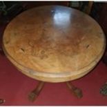 A good 19th Century Walnut oval Centre Table. 113 x 85 x H 70 cm approx.