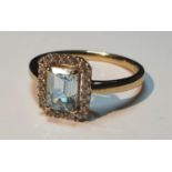 A 9ct gold blue topaz cluster ring. Hallmarks for 9ct gold, partially indistinct. Ring size P. 2.