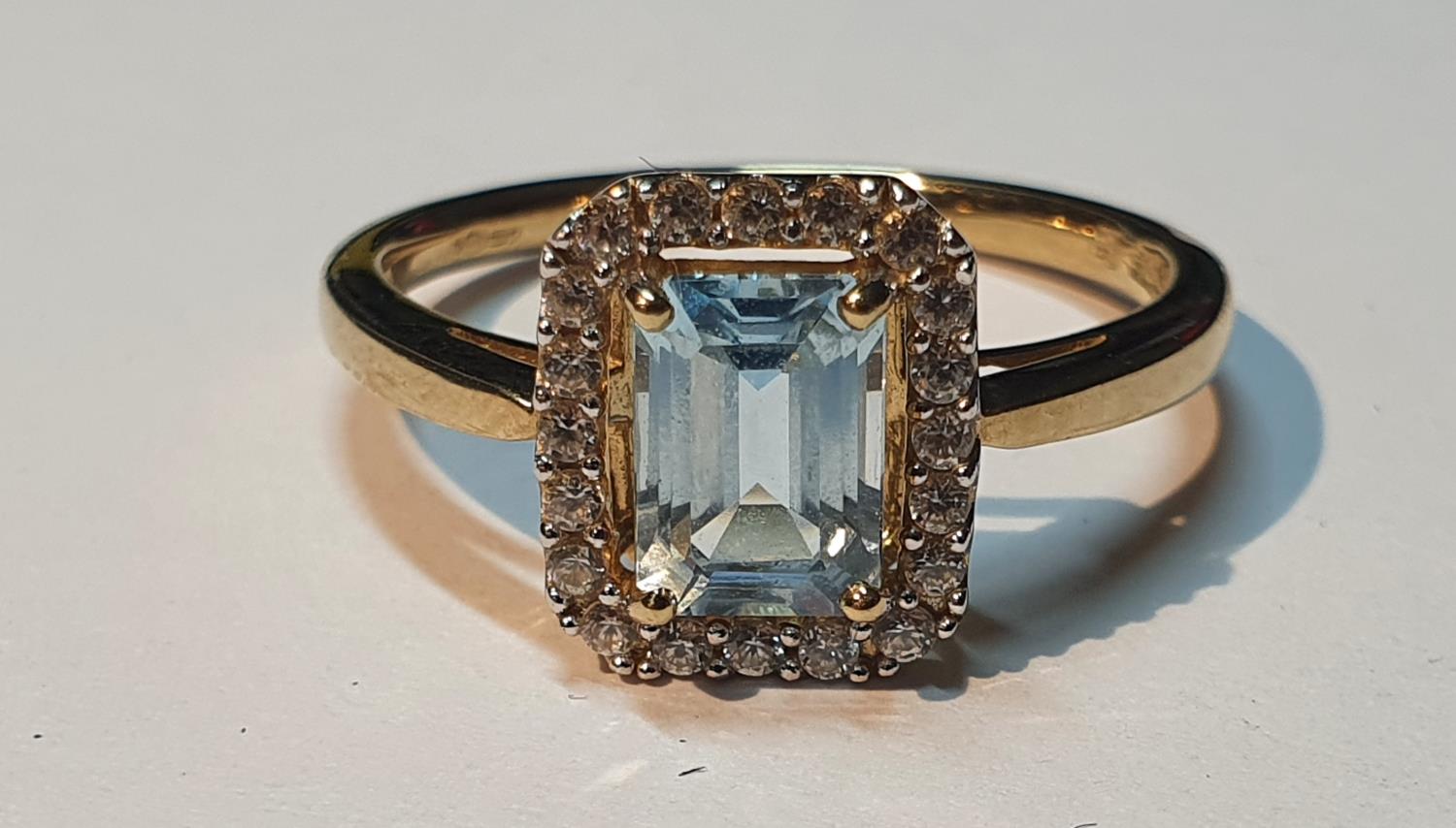 A 9ct gold blue topaz cluster ring. Hallmarks for 9ct gold, partially indistinct. Ring size P. 2. - Image 5 of 6